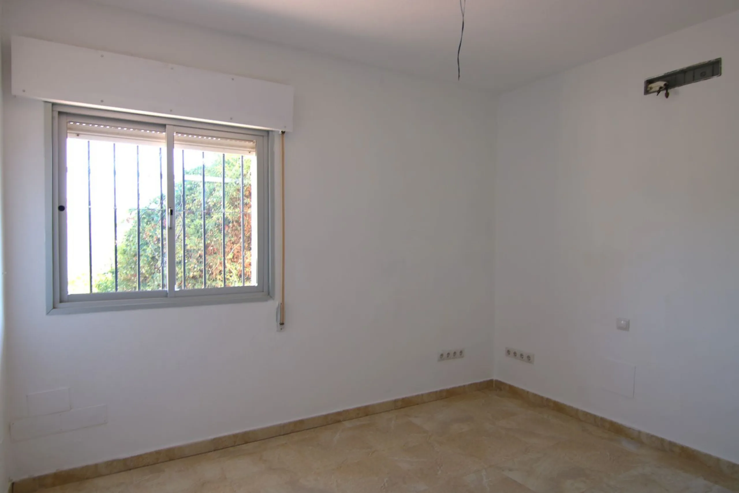 SPECTACULAR PLOT OF ALMOST 6000 METERS WITH HOUSE, STORAGE BUILDING, JUST A STONE'S THROW FROM MALAGA AND THE CAMINITO DEL REY...