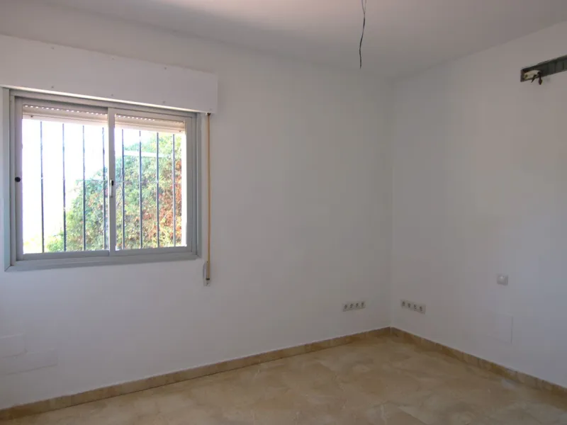 SPECTACULAR PLOT OF ALMOST 6000 METERS WITH HOUSE, STORAGE BUILDING, JUST A STONE'S THROW FROM MALAGA AND THE CAMINITO DEL REY...