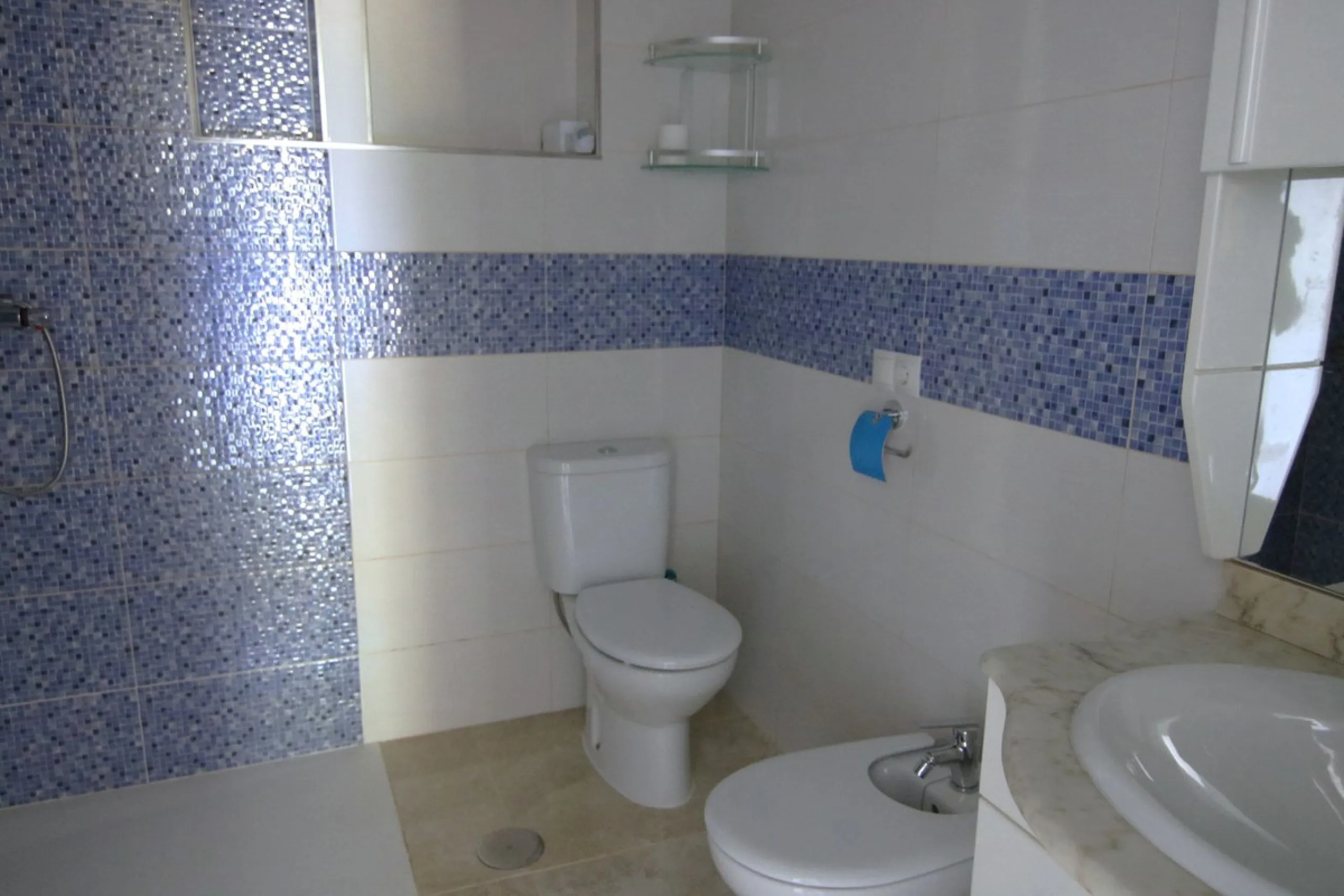SPECTACULAR PLOT OF ALMOST 6000 METERS WITH HOUSE, STORAGE BUILDING, JUST A STONE'S THROW FROM MALAGA AND THE CAMINITO DEL REY...