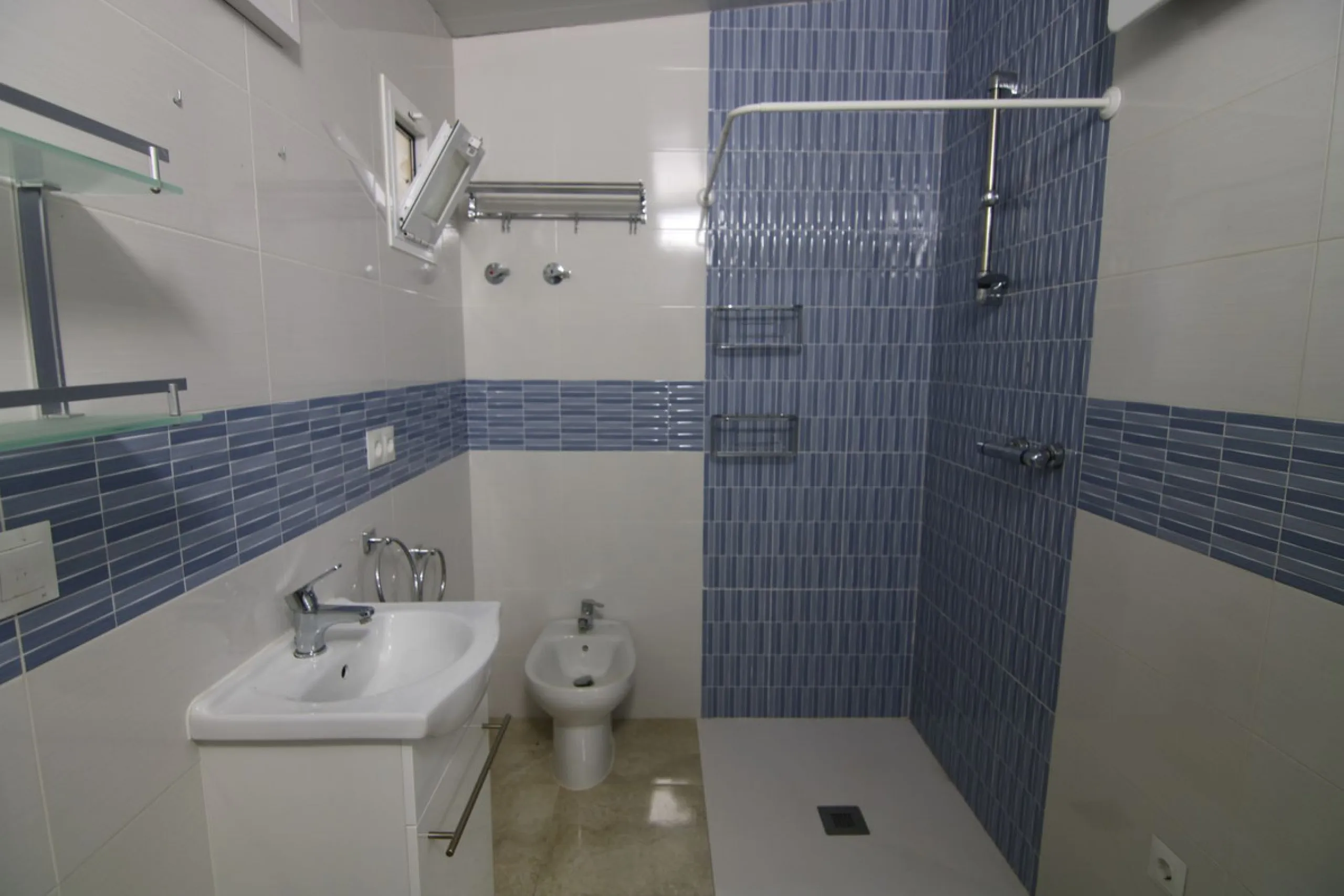 SPECTACULAR PLOT OF ALMOST 6000 METERS WITH HOUSE, STORAGE BUILDING, JUST A STONE'S THROW FROM MALAGA AND THE CAMINITO DEL REY...
