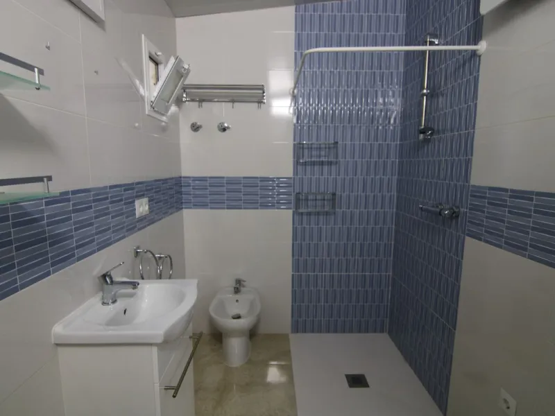 SPECTACULAR PLOT OF ALMOST 6000 METERS WITH HOUSE, STORAGE BUILDING, JUST A STONE'S THROW FROM MALAGA AND THE CAMINITO DEL REY...