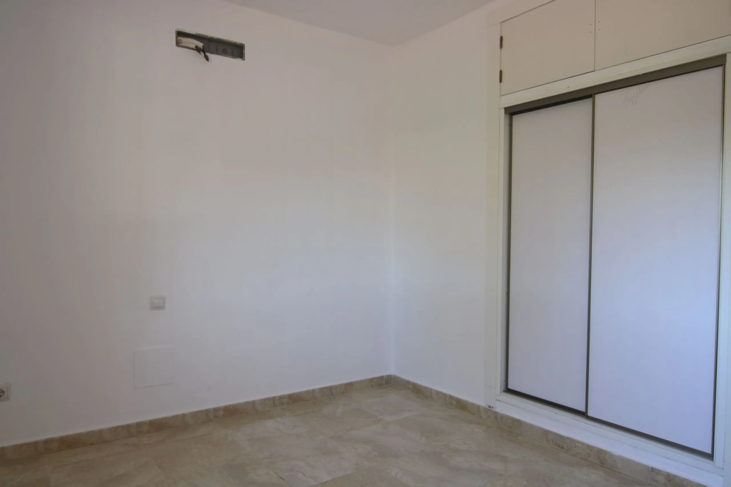 SPECTACULAR PLOT OF ALMOST 6000 METERS WITH HOUSE, STORAGE BUILDING, JUST A STONE'S THROW FROM MALAGA AND THE CAMINITO DEL REY...
