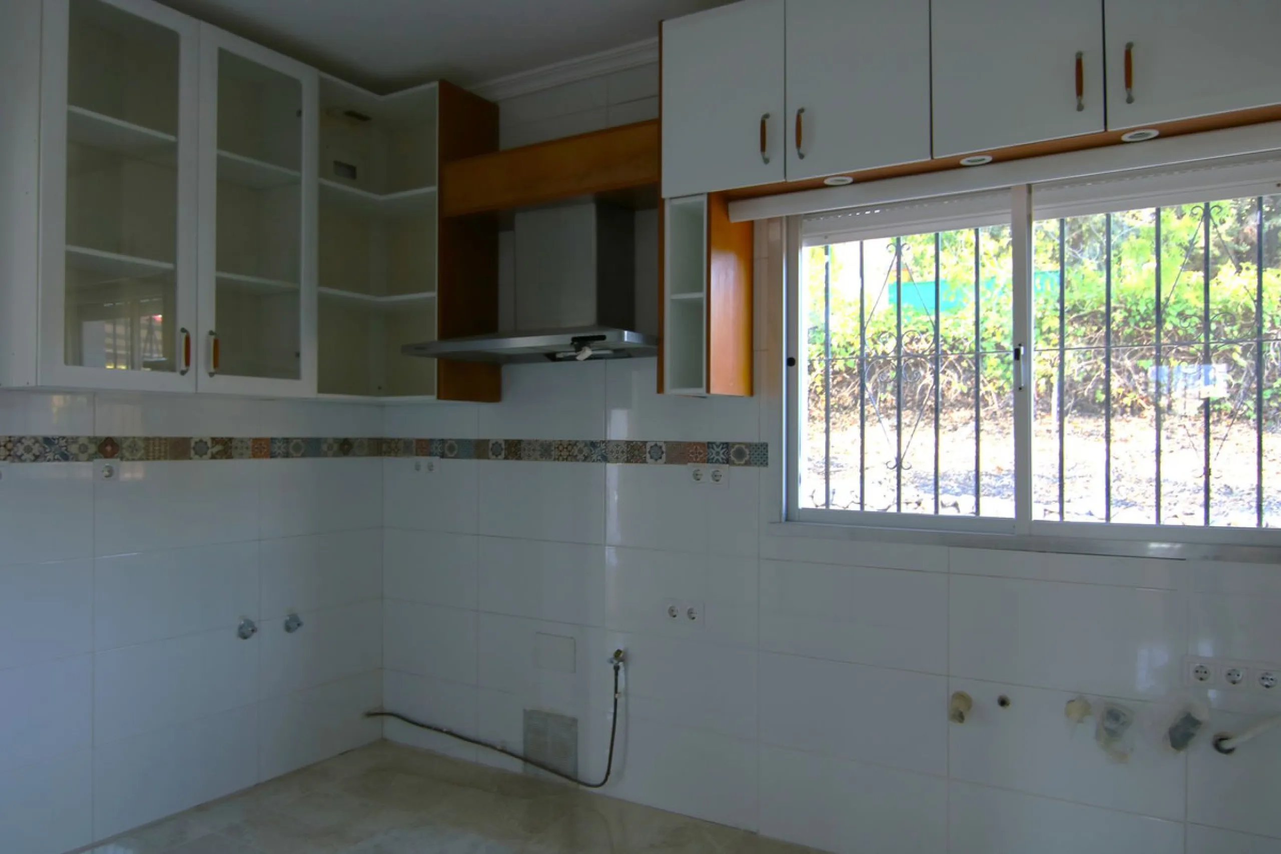 SPECTACULAR PLOT OF ALMOST 6000 METERS WITH HOUSE, STORAGE BUILDING, JUST A STONE'S THROW FROM MALAGA AND THE CAMINITO DEL REY...