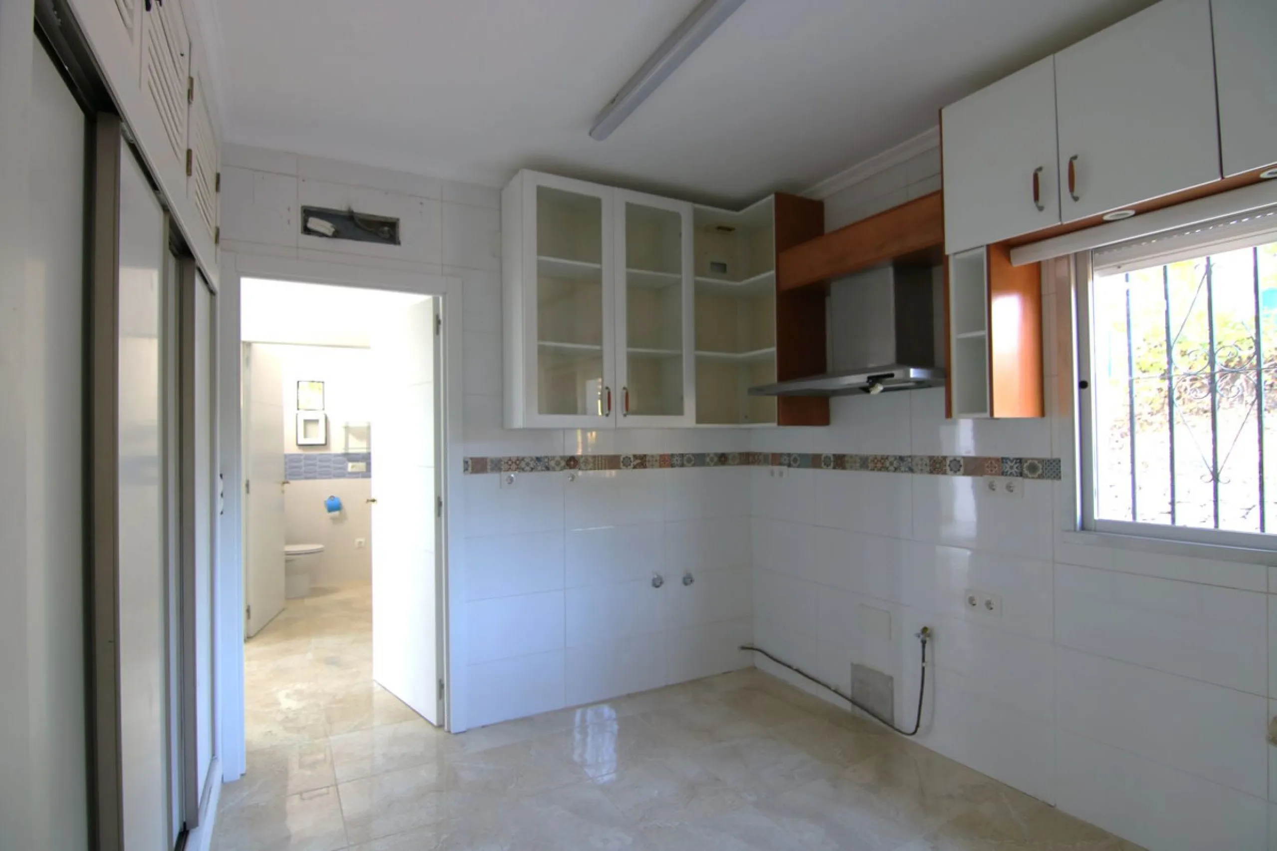 SPECTACULAR PLOT OF ALMOST 6000 METERS WITH HOUSE, STORAGE BUILDING, JUST A STONE'S THROW FROM MALAGA AND THE CAMINITO DEL REY...