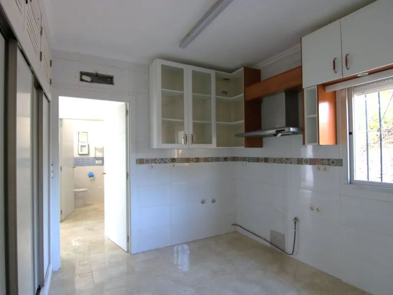 SPECTACULAR PLOT OF ALMOST 6000 METERS WITH HOUSE, STORAGE BUILDING, JUST A STONE'S THROW FROM MALAGA AND THE CAMINITO DEL REY...