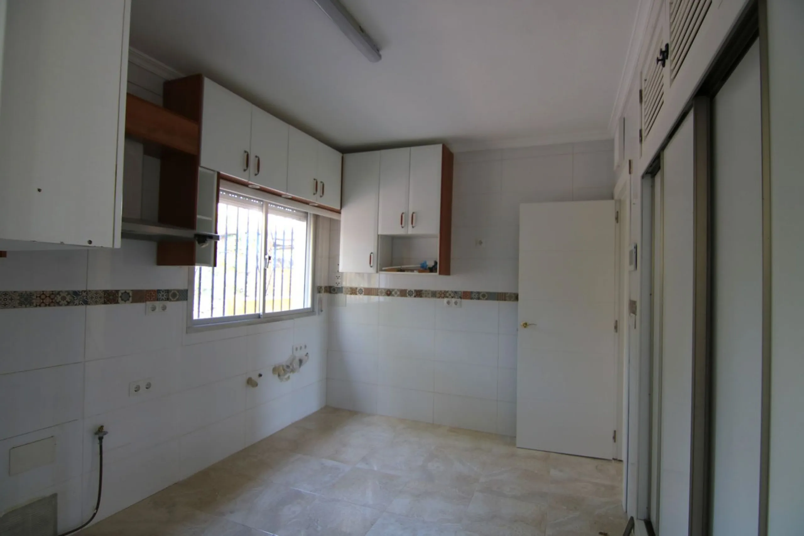 SPECTACULAR PLOT OF ALMOST 6000 METERS WITH HOUSE, STORAGE BUILDING, JUST A STONE'S THROW FROM MALAGA AND THE CAMINITO DEL REY...