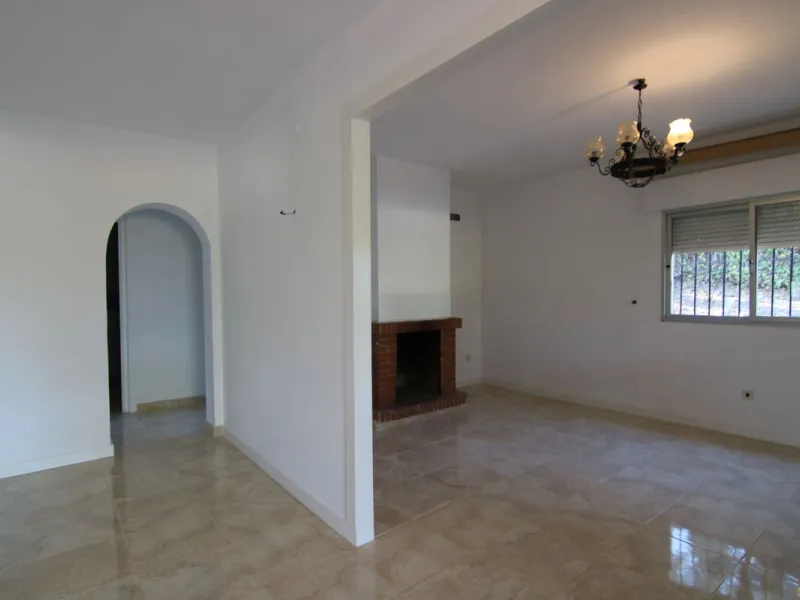 SPECTACULAR PLOT OF ALMOST 6000 METERS WITH HOUSE, STORAGE BUILDING, JUST A STONE'S THROW FROM MALAGA AND THE CAMINITO DEL REY...