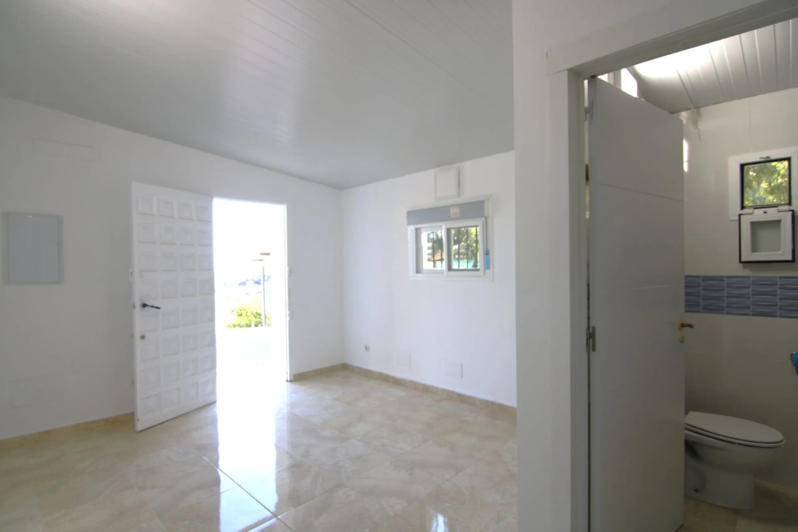 SPECTACULAR PLOT OF ALMOST 6000 METERS WITH HOUSE, STORAGE BUILDING, JUST A STONE'S THROW FROM MALAGA AND THE CAMINITO DEL REY...