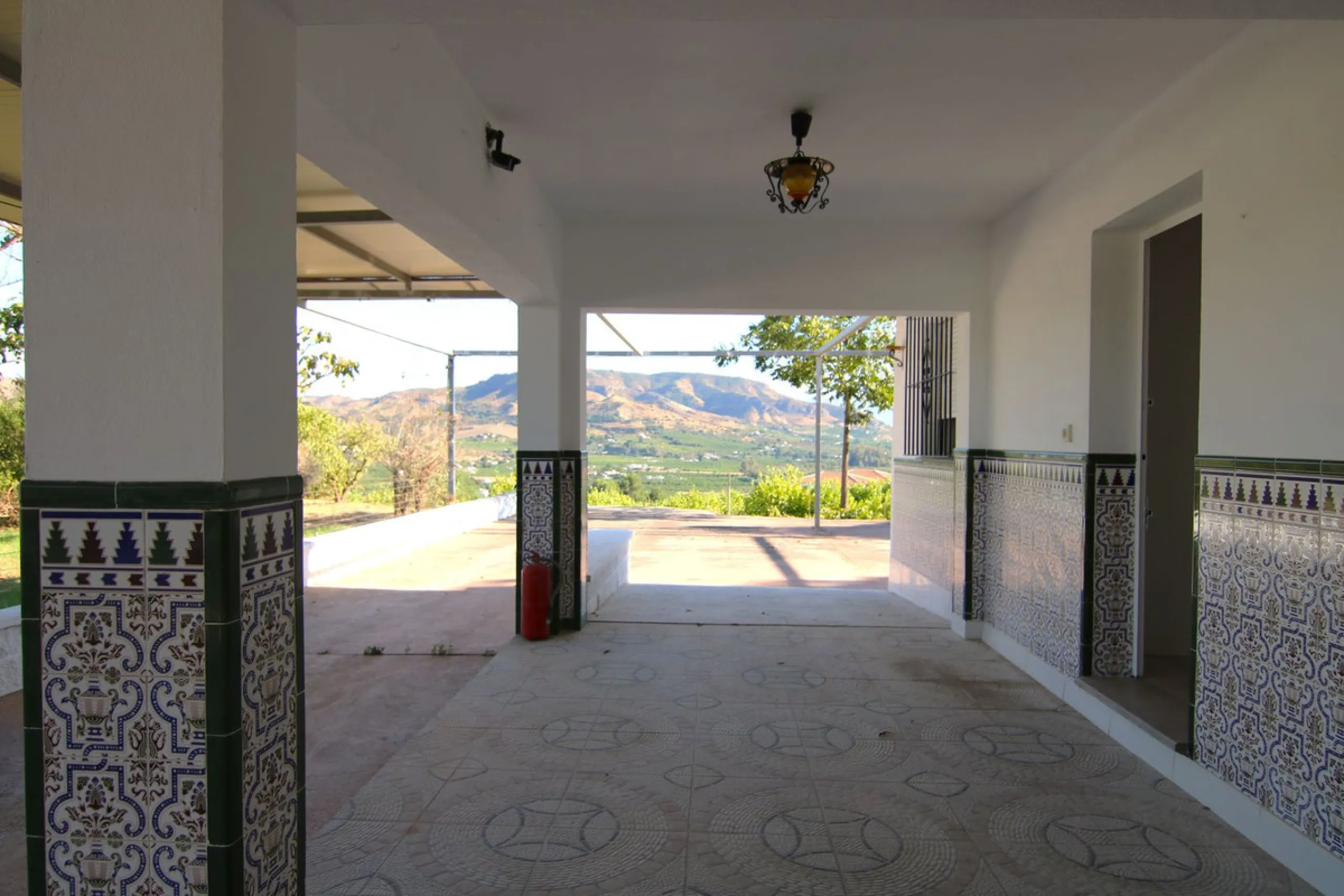 SPECTACULAR PLOT OF ALMOST 6000 METERS WITH HOUSE, STORAGE BUILDING, JUST A STONE'S THROW FROM MALAGA AND THE CAMINITO DEL REY...