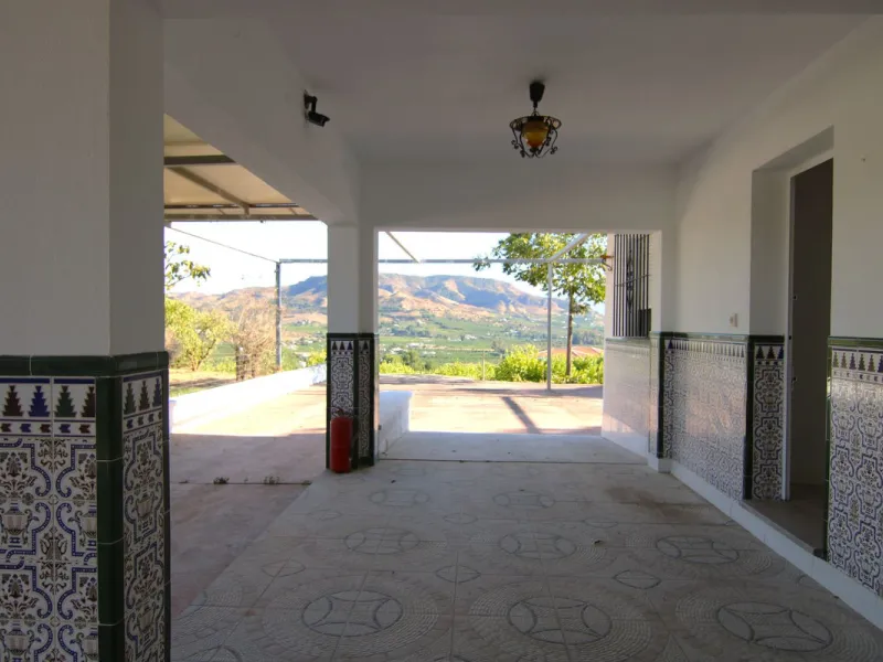 SPECTACULAR PLOT OF ALMOST 6000 METERS WITH HOUSE, STORAGE BUILDING, JUST A STONE'S THROW FROM MALAGA AND THE CAMINITO DEL REY...