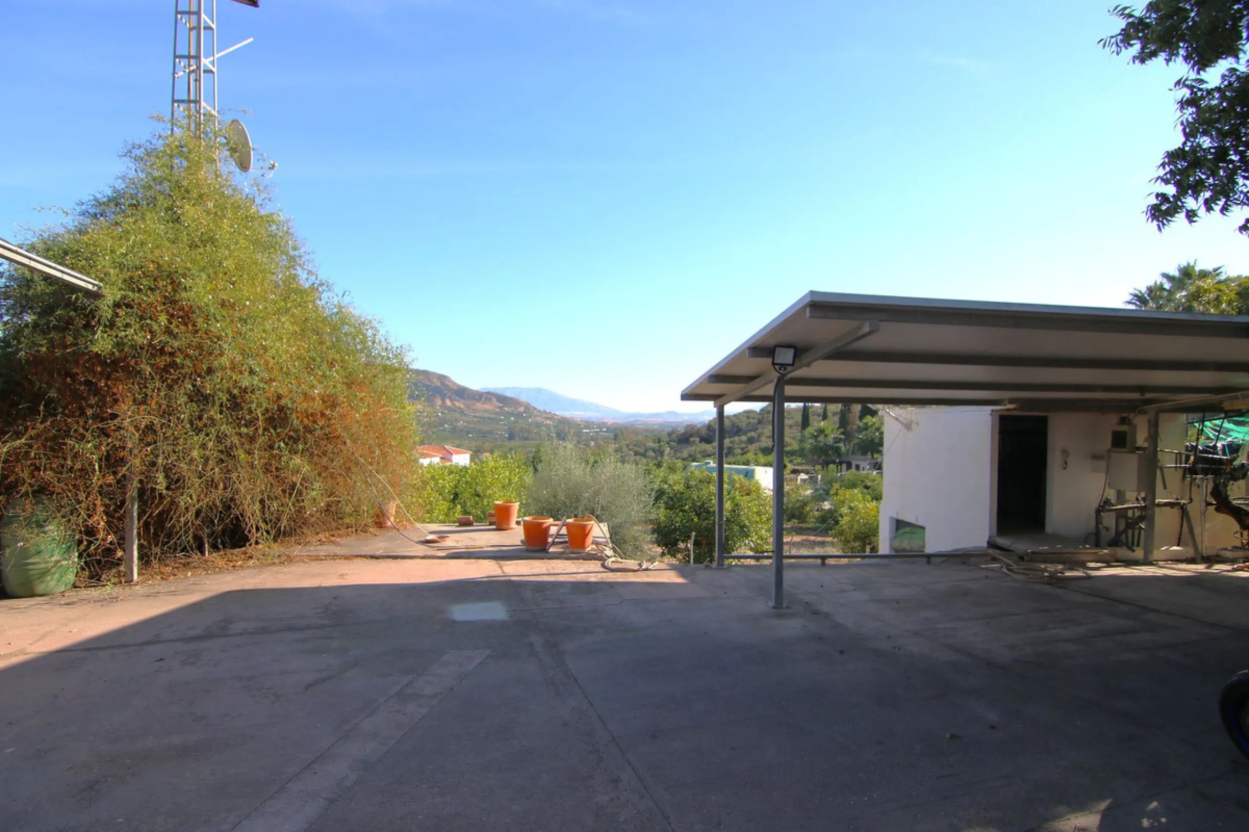 SPECTACULAR PLOT OF ALMOST 6000 METERS WITH HOUSE, STORAGE BUILDING, JUST A STONE'S THROW FROM MALAGA AND THE CAMINITO DEL REY...