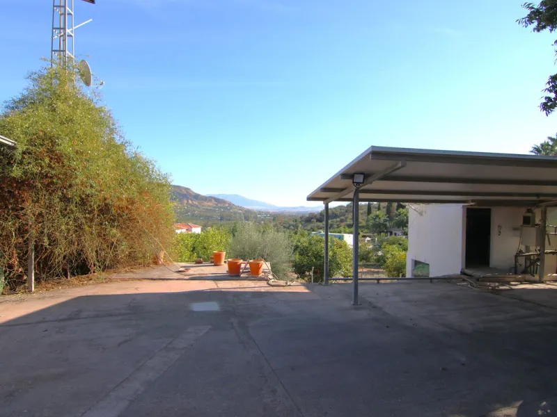 SPECTACULAR PLOT OF ALMOST 6000 METERS WITH HOUSE, STORAGE BUILDING, JUST A STONE'S THROW FROM MALAGA AND THE CAMINITO DEL REY...