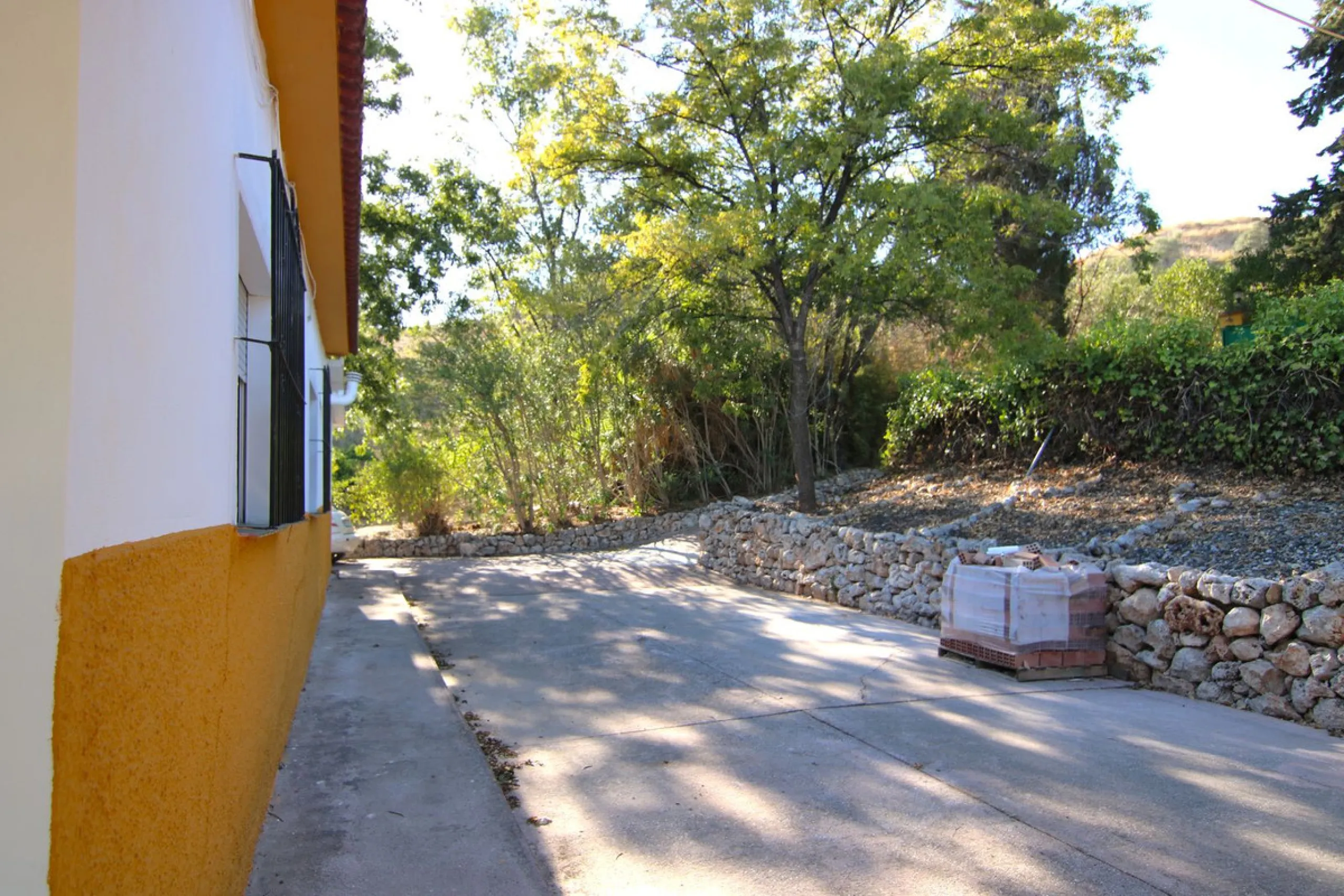 SPECTACULAR PLOT OF ALMOST 6000 METERS WITH HOUSE, STORAGE BUILDING, JUST A STONE'S THROW FROM MALAGA AND THE CAMINITO DEL REY...