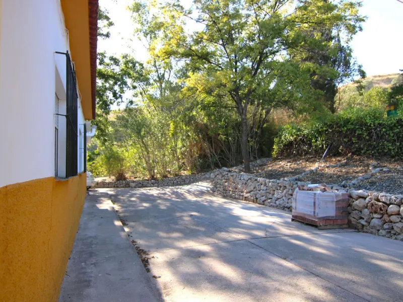 SPECTACULAR PLOT OF ALMOST 6000 METERS WITH HOUSE, STORAGE BUILDING, JUST A STONE'S THROW FROM MALAGA AND THE CAMINITO DEL REY...