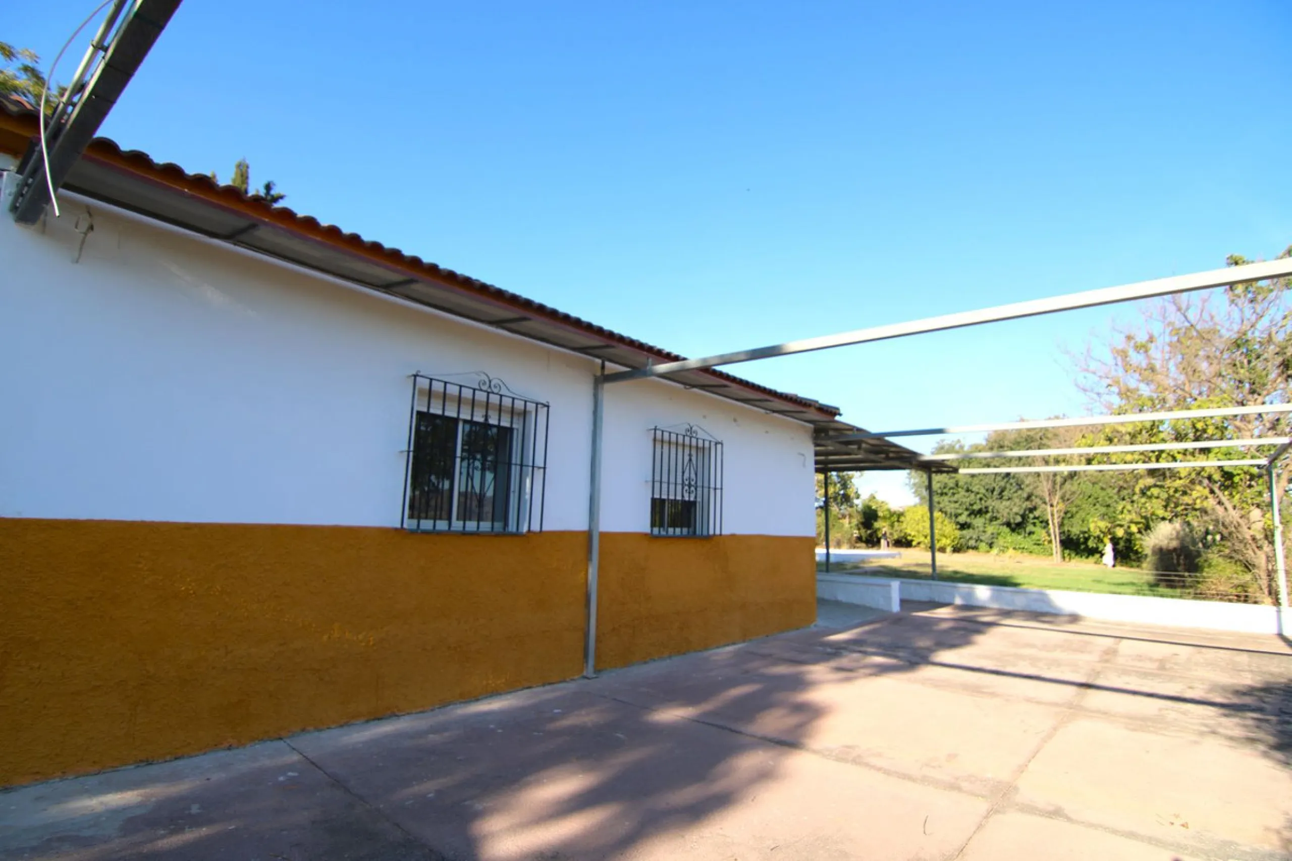 SPECTACULAR PLOT OF ALMOST 6000 METERS WITH HOUSE, STORAGE BUILDING, JUST A STONE'S THROW FROM MALAGA AND THE CAMINITO DEL REY...