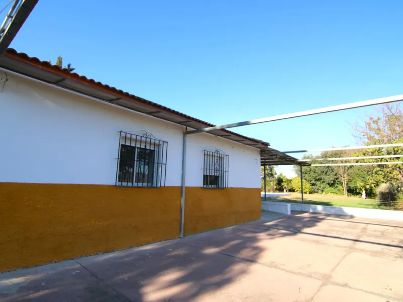 SPECTACULAR PLOT OF ALMOST 6000 METERS WITH HOUSE, STORAGE BUILDING, JUST A STONE'S THROW FROM MALAGA AND THE CAMINITO DEL REY...