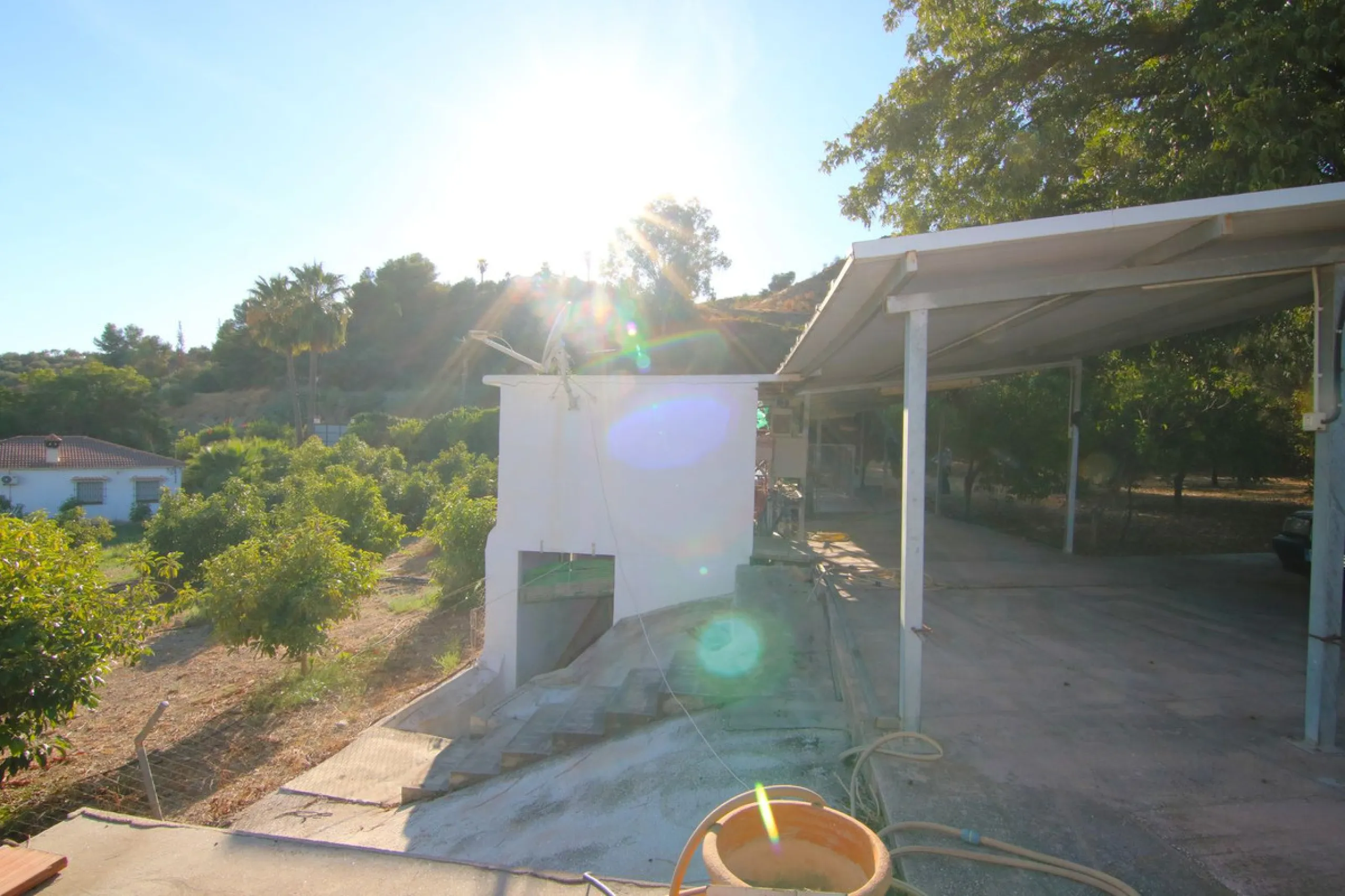 SPECTACULAR PLOT OF ALMOST 6000 METERS WITH HOUSE, STORAGE BUILDING, JUST A STONE'S THROW FROM MALAGA AND THE CAMINITO DEL REY...