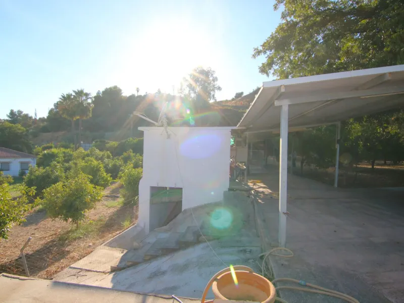SPECTACULAR PLOT OF ALMOST 6000 METERS WITH HOUSE, STORAGE BUILDING, JUST A STONE'S THROW FROM MALAGA AND THE CAMINITO DEL REY...