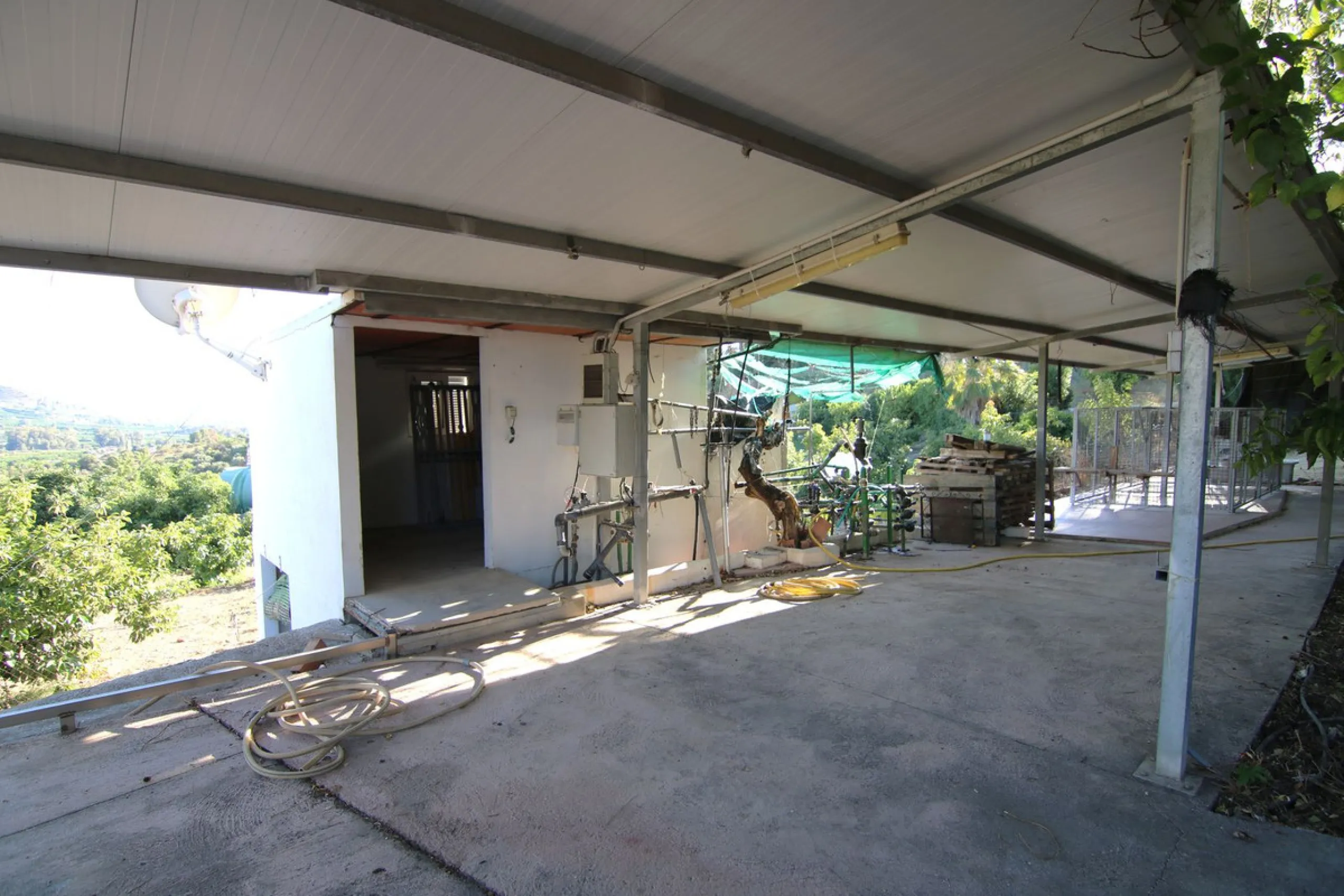SPECTACULAR PLOT OF ALMOST 6000 METERS WITH HOUSE, STORAGE BUILDING, JUST A STONE'S THROW FROM MALAGA AND THE CAMINITO DEL REY...