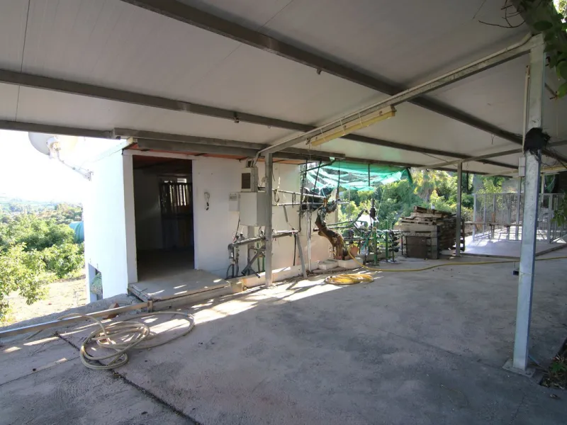 SPECTACULAR PLOT OF ALMOST 6000 METERS WITH HOUSE, STORAGE BUILDING, JUST A STONE'S THROW FROM MALAGA AND THE CAMINITO DEL REY...