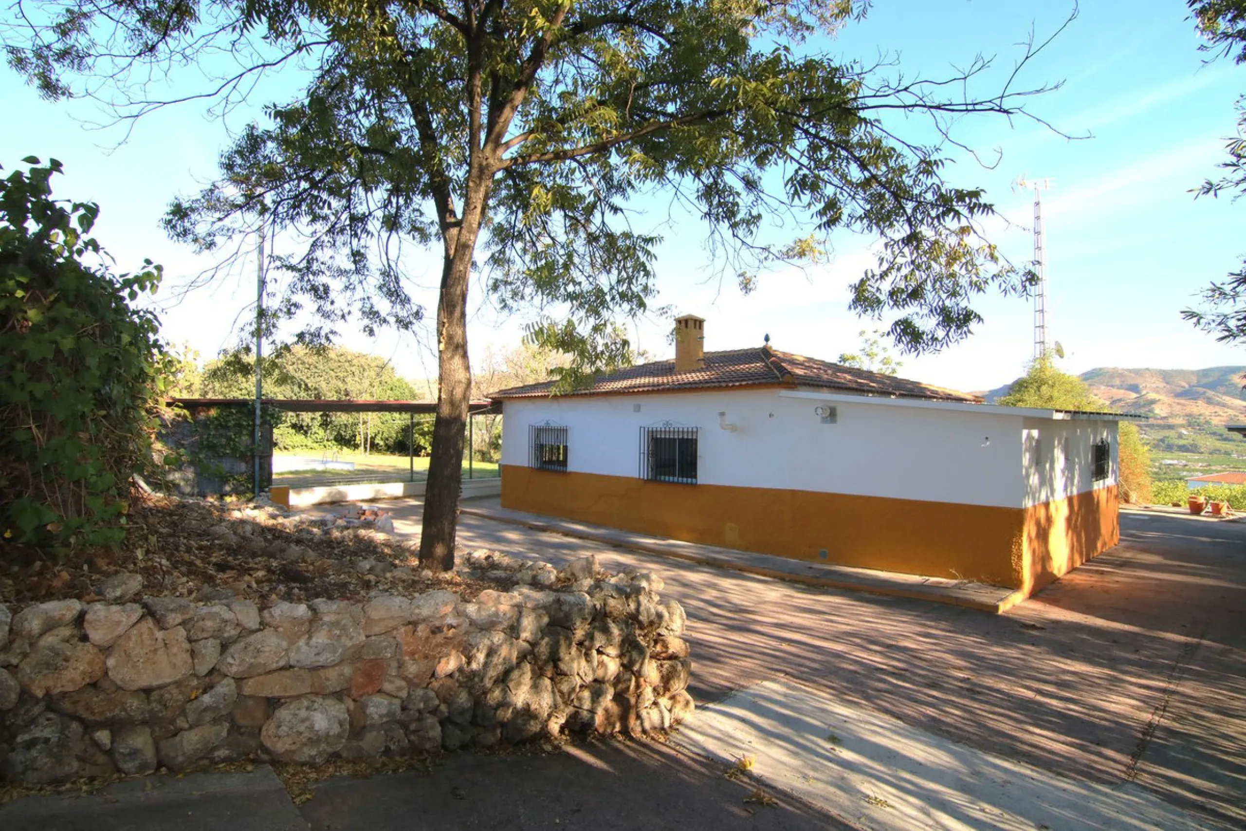 SPECTACULAR PLOT OF ALMOST 6000 METERS WITH HOUSE, STORAGE BUILDING, JUST A STONE'S THROW FROM MALAGA AND THE CAMINITO DEL REY...