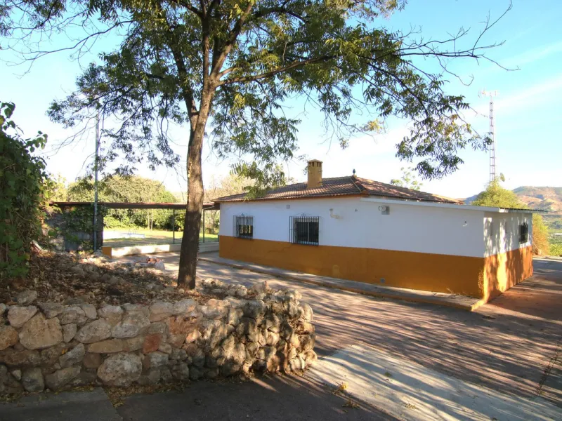SPECTACULAR PLOT OF ALMOST 6000 METERS WITH HOUSE, STORAGE BUILDING, JUST A STONE'S THROW FROM MALAGA AND THE CAMINITO DEL REY...