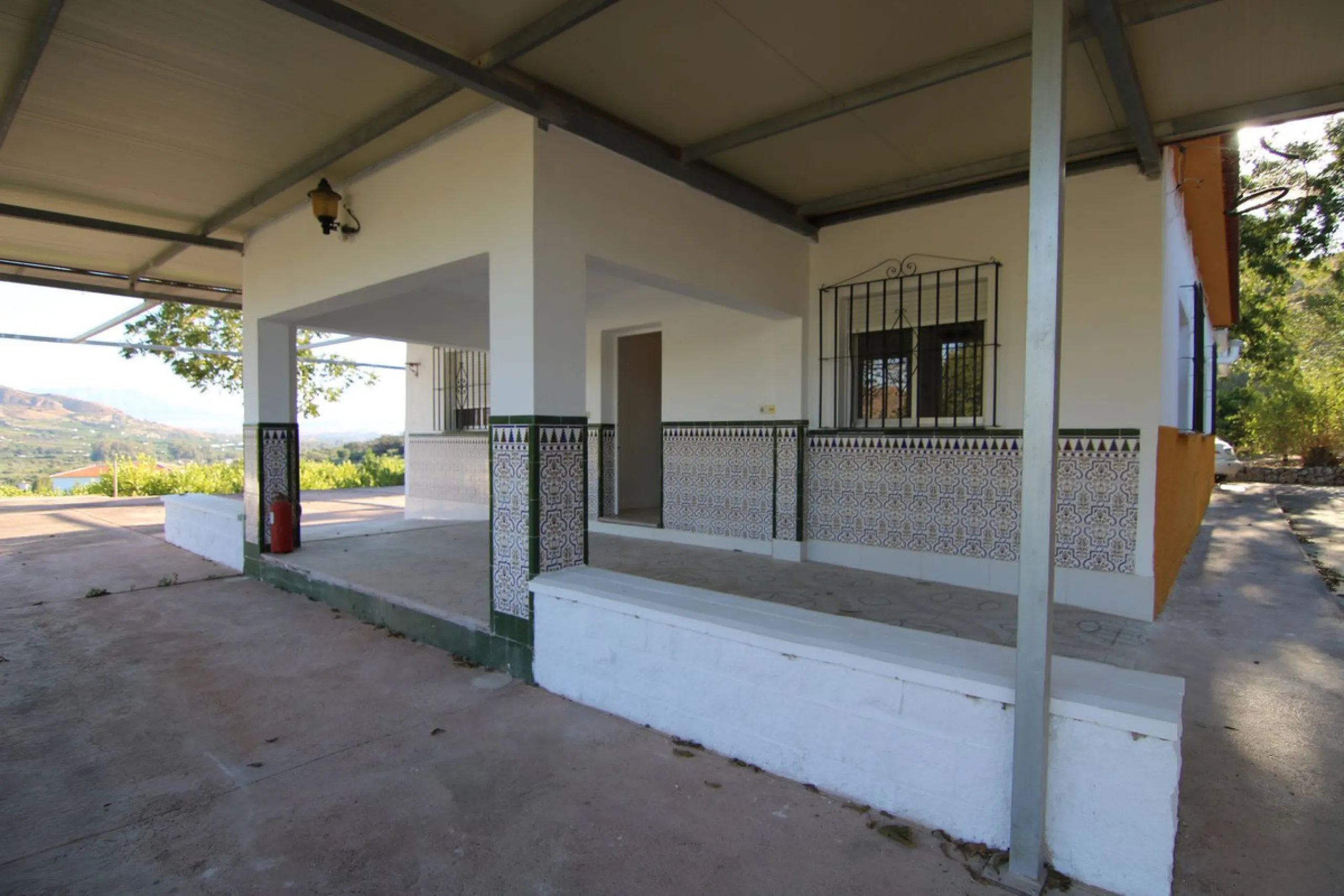 SPECTACULAR PLOT OF ALMOST 6000 METERS WITH HOUSE, STORAGE BUILDING, JUST A STONE'S THROW FROM MALAGA AND THE CAMINITO DEL REY...