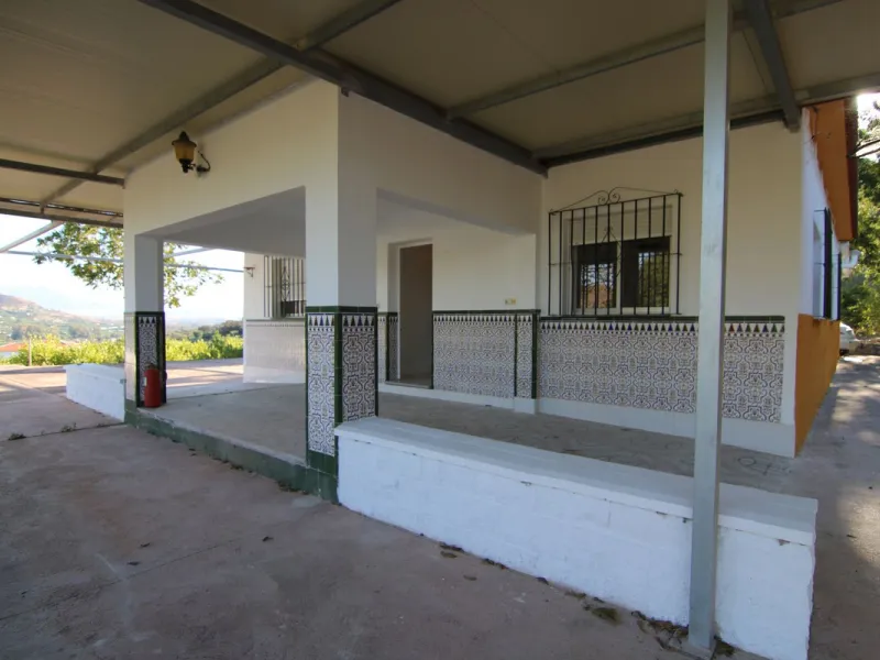 SPECTACULAR PLOT OF ALMOST 6000 METERS WITH HOUSE, STORAGE BUILDING, JUST A STONE'S THROW FROM MALAGA AND THE CAMINITO DEL REY...