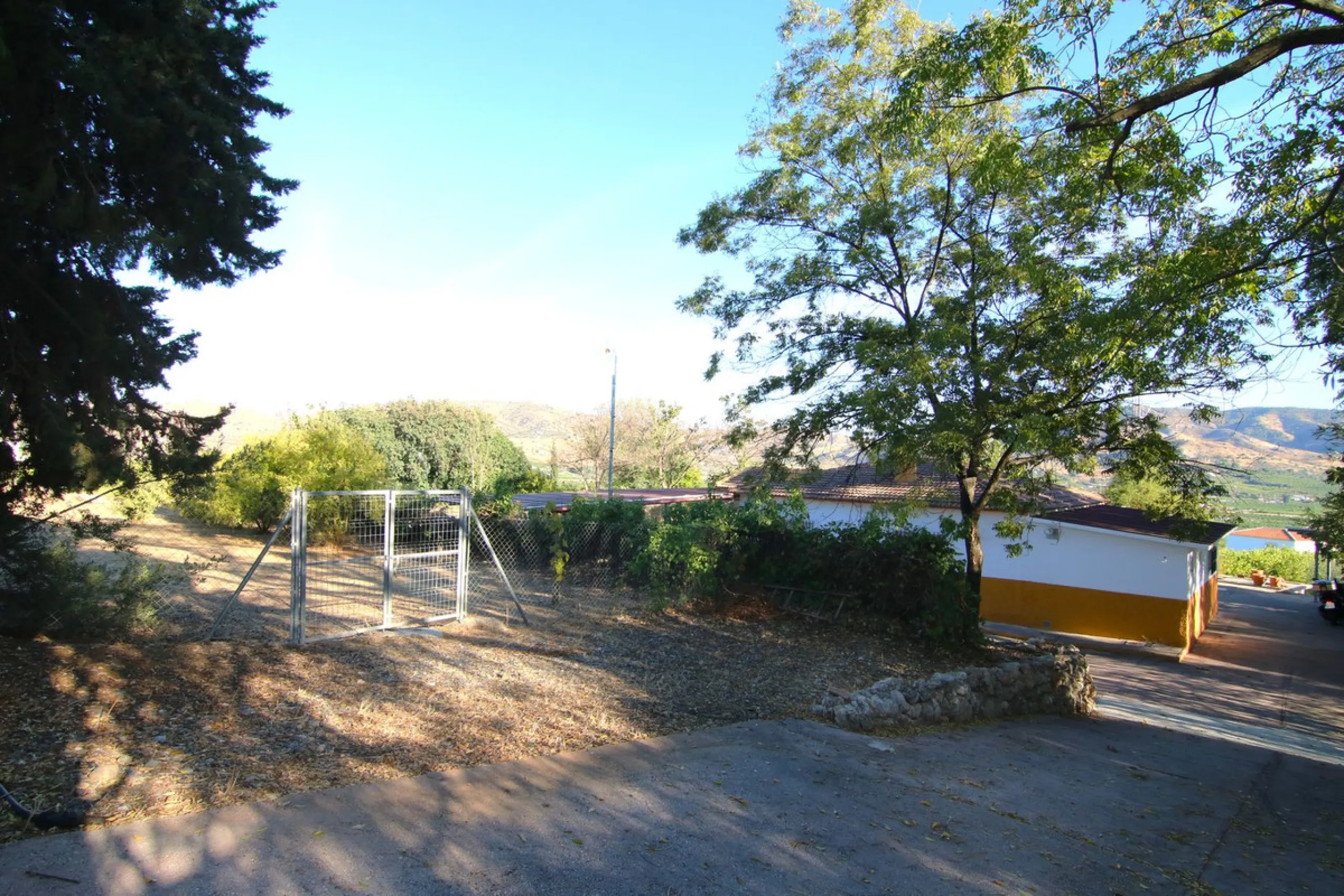 SPECTACULAR PLOT OF ALMOST 6000 METERS WITH HOUSE, STORAGE BUILDING, JUST A STONE'S THROW FROM MALAGA AND THE CAMINITO DEL REY...