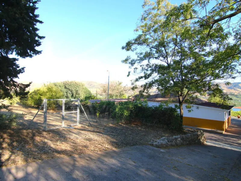 SPECTACULAR PLOT OF ALMOST 6000 METERS WITH HOUSE, STORAGE BUILDING, JUST A STONE'S THROW FROM MALAGA AND THE CAMINITO DEL REY...
