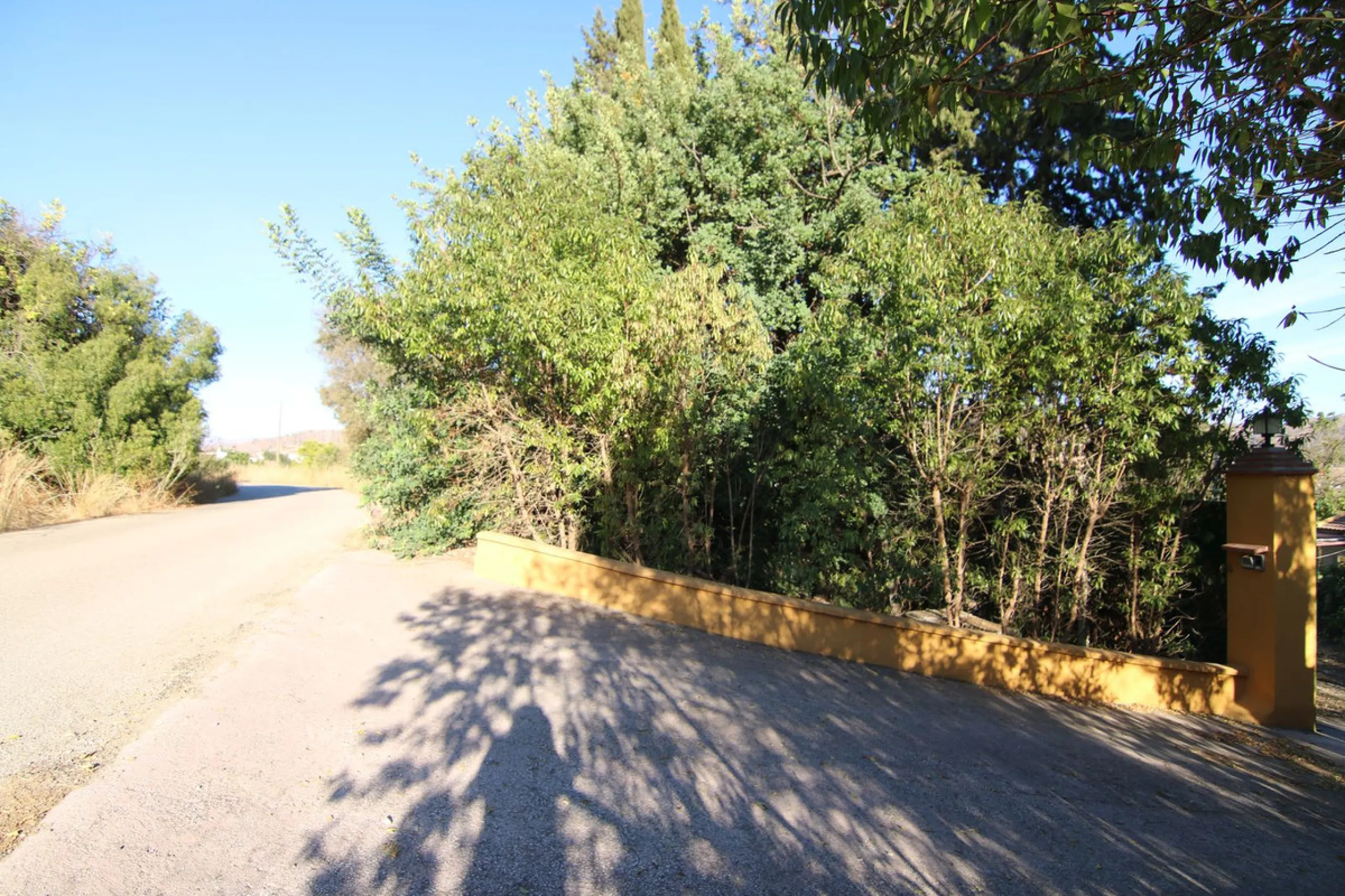 SPECTACULAR PLOT OF ALMOST 6000 METERS WITH HOUSE, STORAGE BUILDING, JUST A STONE'S THROW FROM MALAGA AND THE CAMINITO DEL REY...