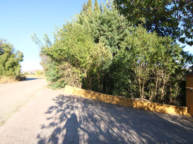 SPECTACULAR PLOT OF ALMOST 6000 METERS WITH HOUSE, STORAGE BUILDING, JUST A STONE'S THROW FROM MALAGA AND THE CAMINITO DEL REY...