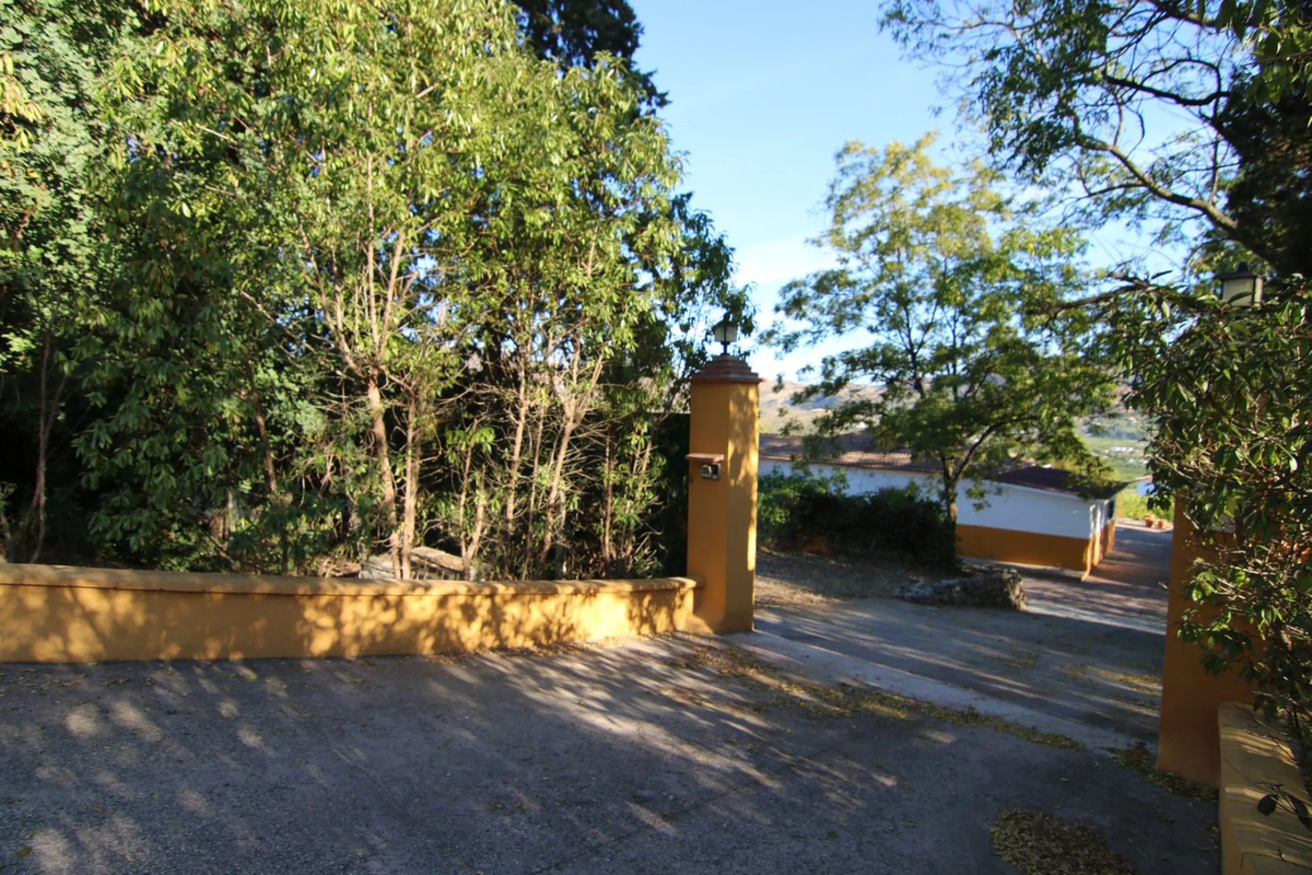 SPECTACULAR PLOT OF ALMOST 6000 METERS WITH HOUSE, STORAGE BUILDING, JUST A STONE'S THROW FROM MALAGA AND THE CAMINITO DEL REY...
