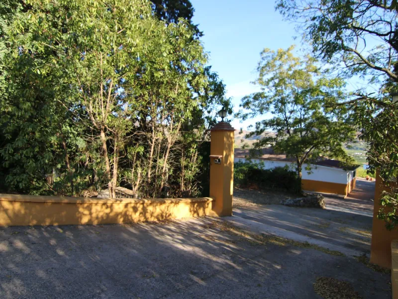 SPECTACULAR PLOT OF ALMOST 6000 METERS WITH HOUSE, STORAGE BUILDING, JUST A STONE'S THROW FROM MALAGA AND THE CAMINITO DEL REY...