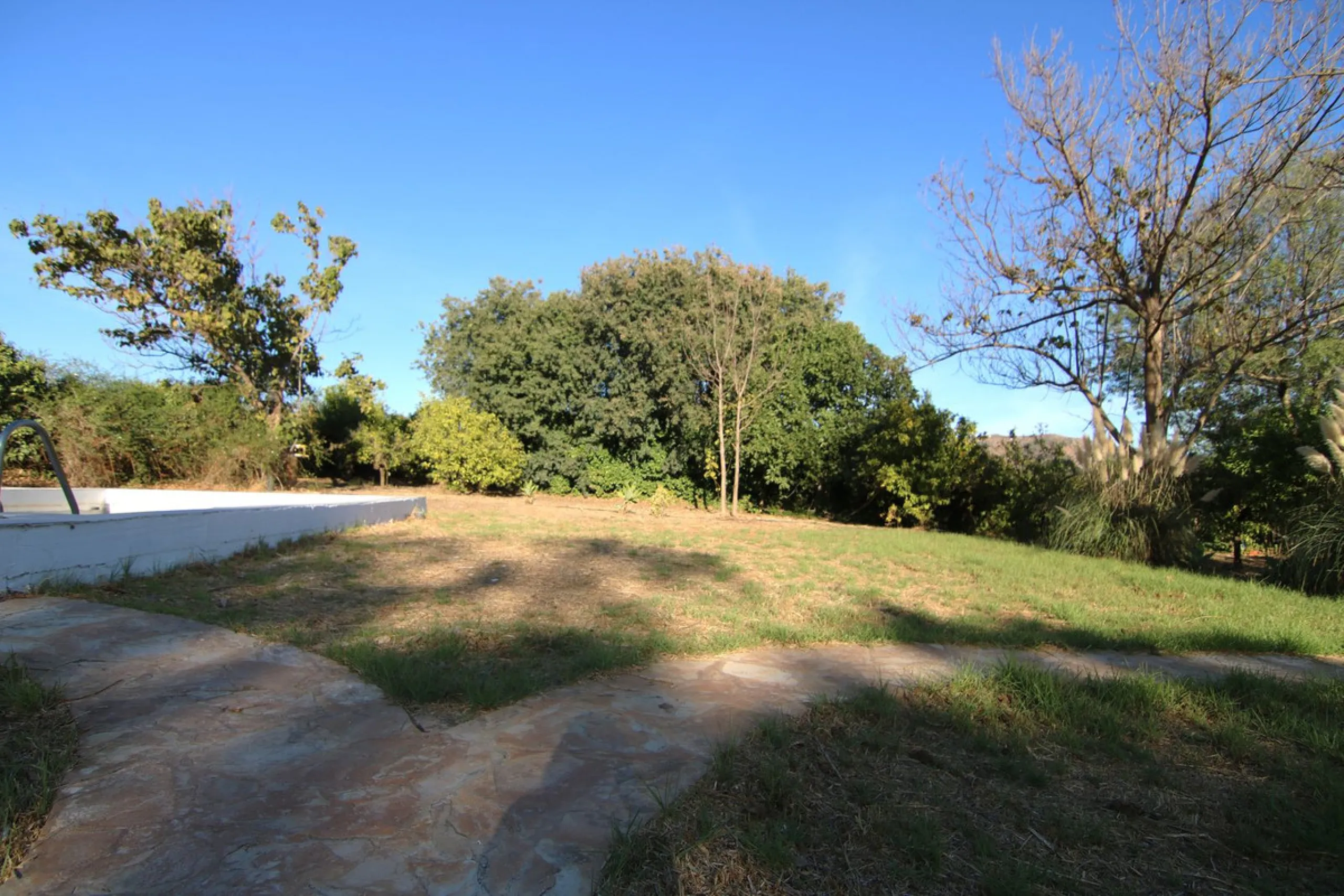 SPECTACULAR PLOT OF ALMOST 6000 METERS WITH HOUSE, STORAGE BUILDING, JUST A STONE'S THROW FROM MALAGA AND THE CAMINITO DEL REY...
