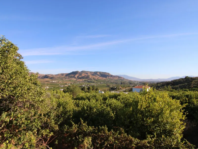 SPECTACULAR PLOT OF ALMOST 6000 METERS WITH HOUSE, STORAGE BUILDING, JUST A STONE'S THROW FROM MALAGA AND THE CAMINITO DEL REY...