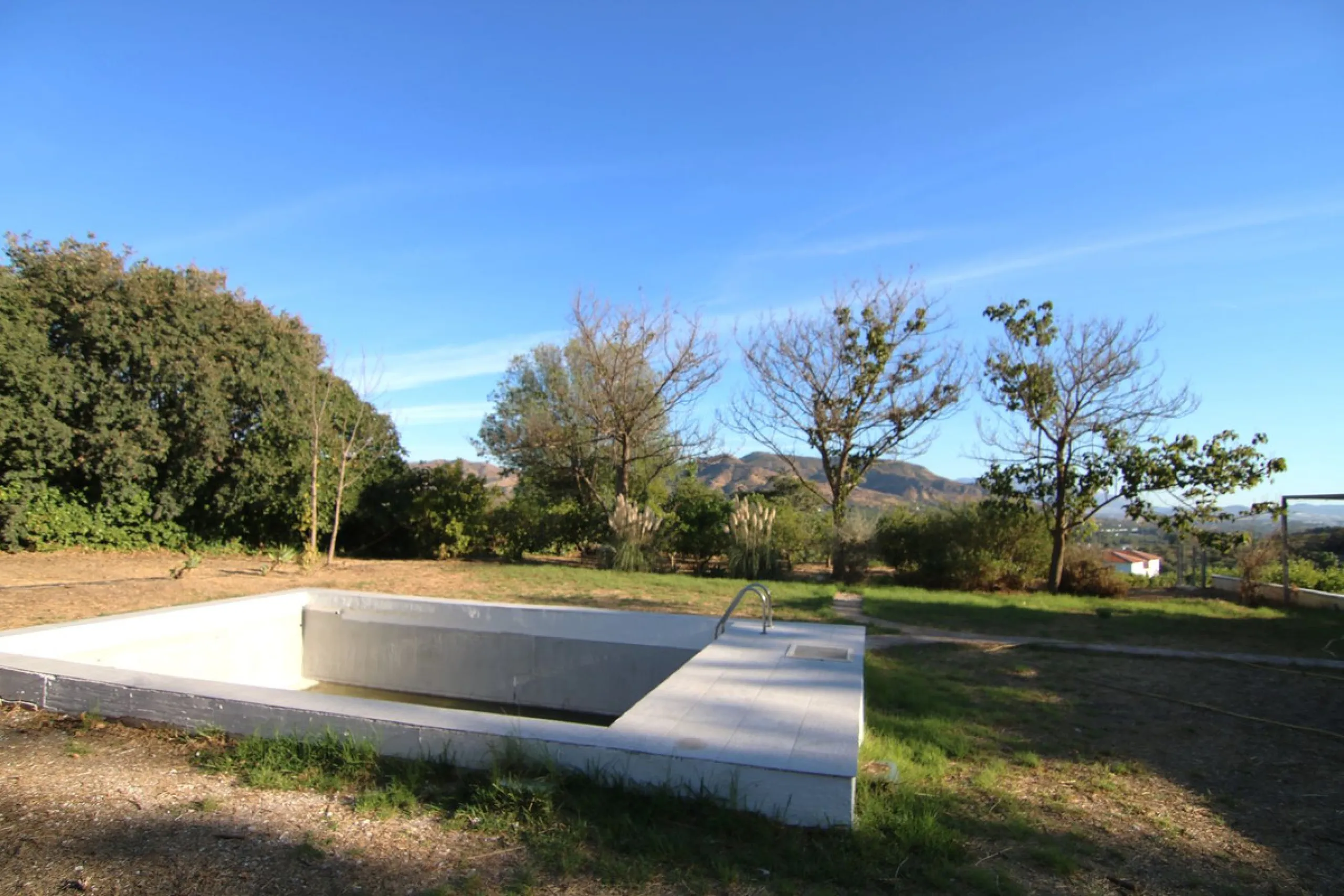 SPECTACULAR PLOT OF ALMOST 6000 METERS WITH HOUSE, STORAGE BUILDING, JUST A STONE'S THROW FROM MALAGA AND THE CAMINITO DEL REY...