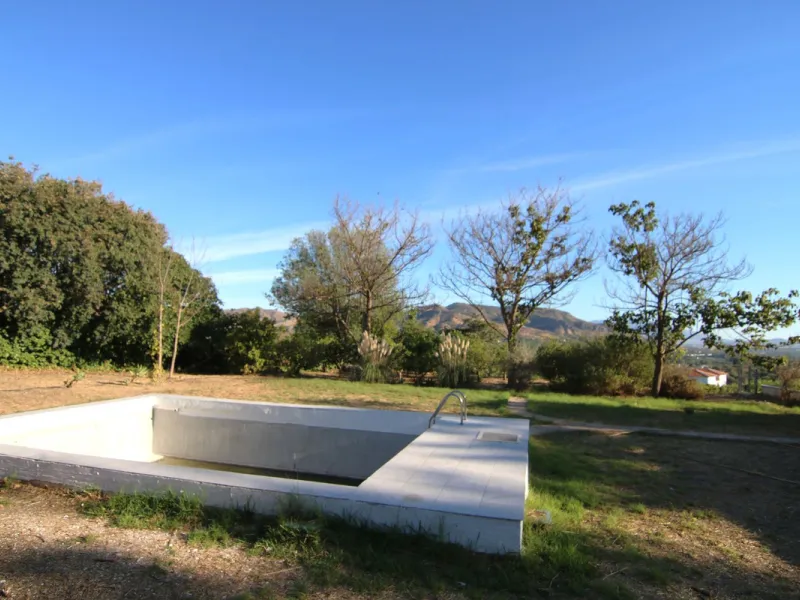 SPECTACULAR PLOT OF ALMOST 6000 METERS WITH HOUSE, STORAGE BUILDING, JUST A STONE'S THROW FROM MALAGA AND THE CAMINITO DEL REY...