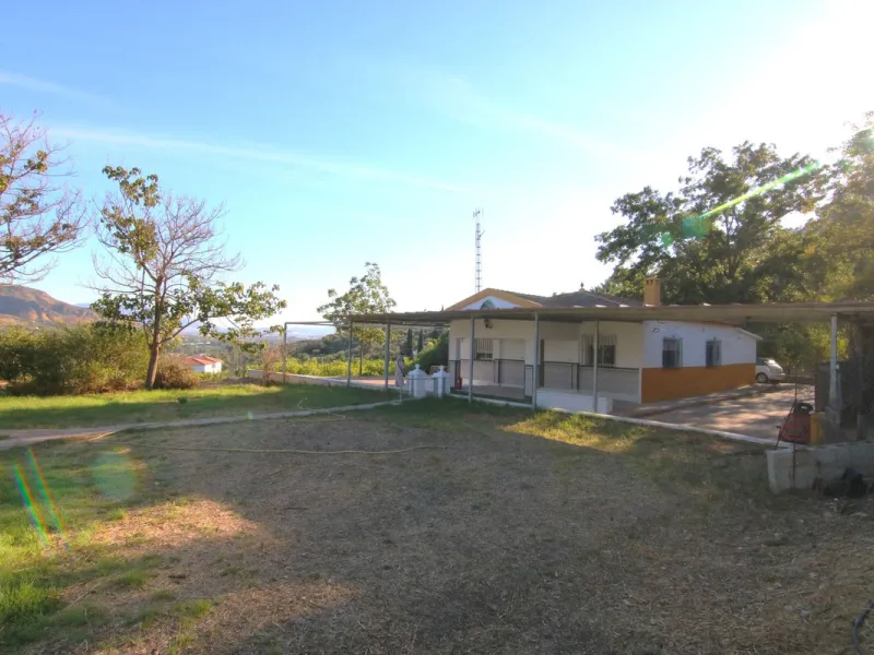 SPECTACULAR PLOT OF ALMOST 6000 METERS WITH HOUSE, STORAGE BUILDING, JUST A STONE'S THROW FROM MALAGA AND THE CAMINITO DEL REY...