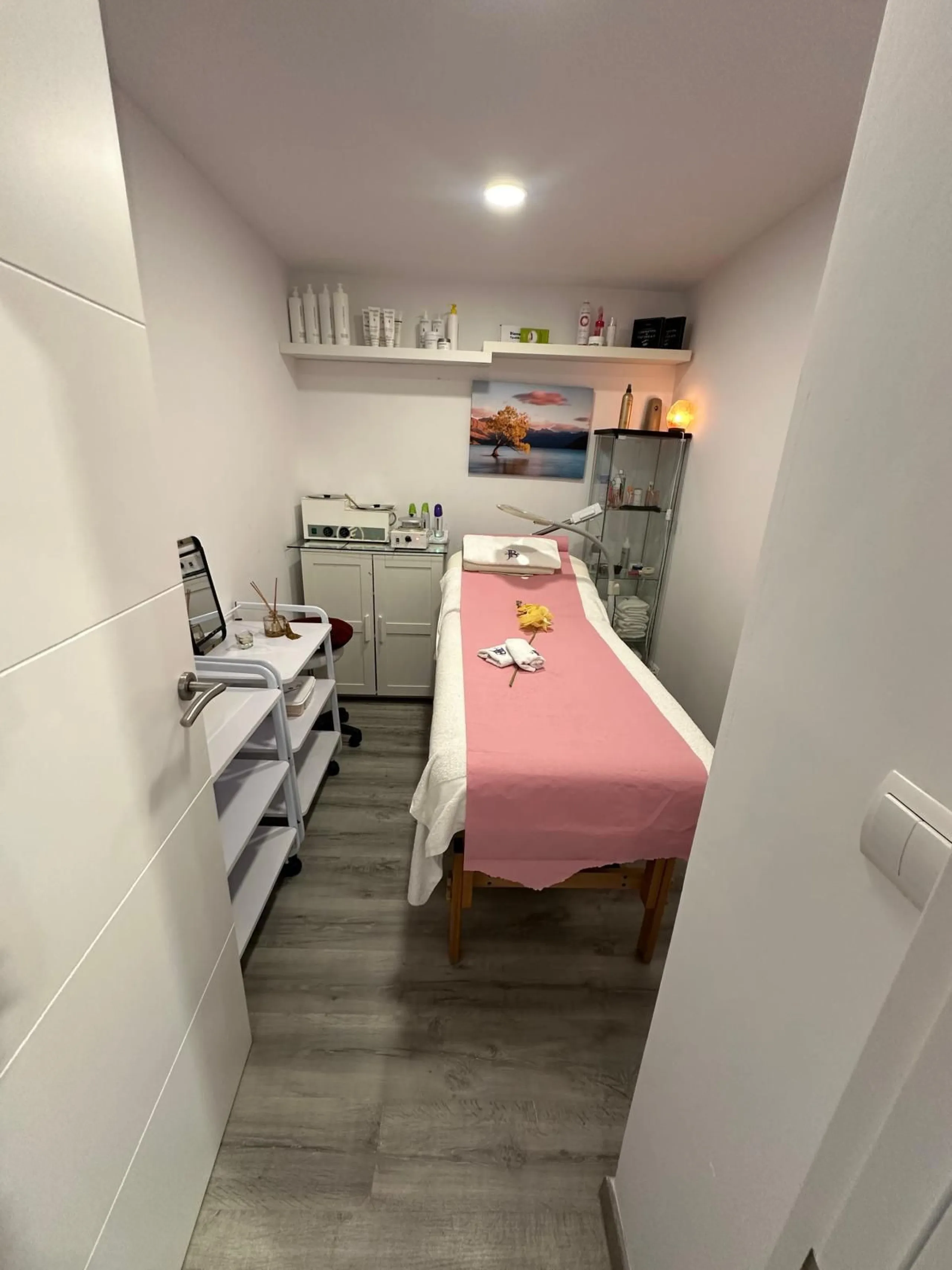 Commercial - Hairdressers в продаже в Marbella, Málaga. Площадь дома 93 м²