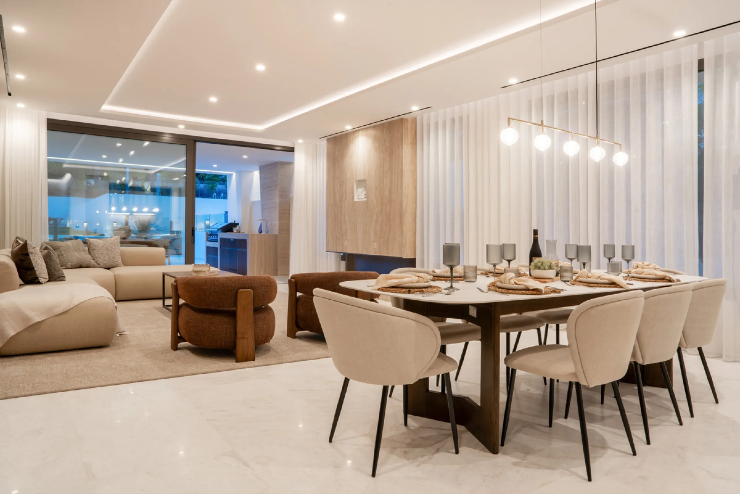 This exquisite 4-bedroom duplex in Epic Marbella by Fendi offers the ultimate in luxury living on Marbella's prestigious Golden Mile. With 337.94 m² of beautifully designed interiors and a 105.38 m² private terrace, this brand-new residence is the perfect