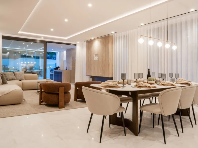 This exquisite 4-bedroom duplex in Epic Marbella by Fendi offers the ultimate in luxury living on Marbella's prestigious Golden Mile. With 337.94 m² of beautifully designed interiors and a 105.38 m² private terrace, this brand-new residence is the perfect