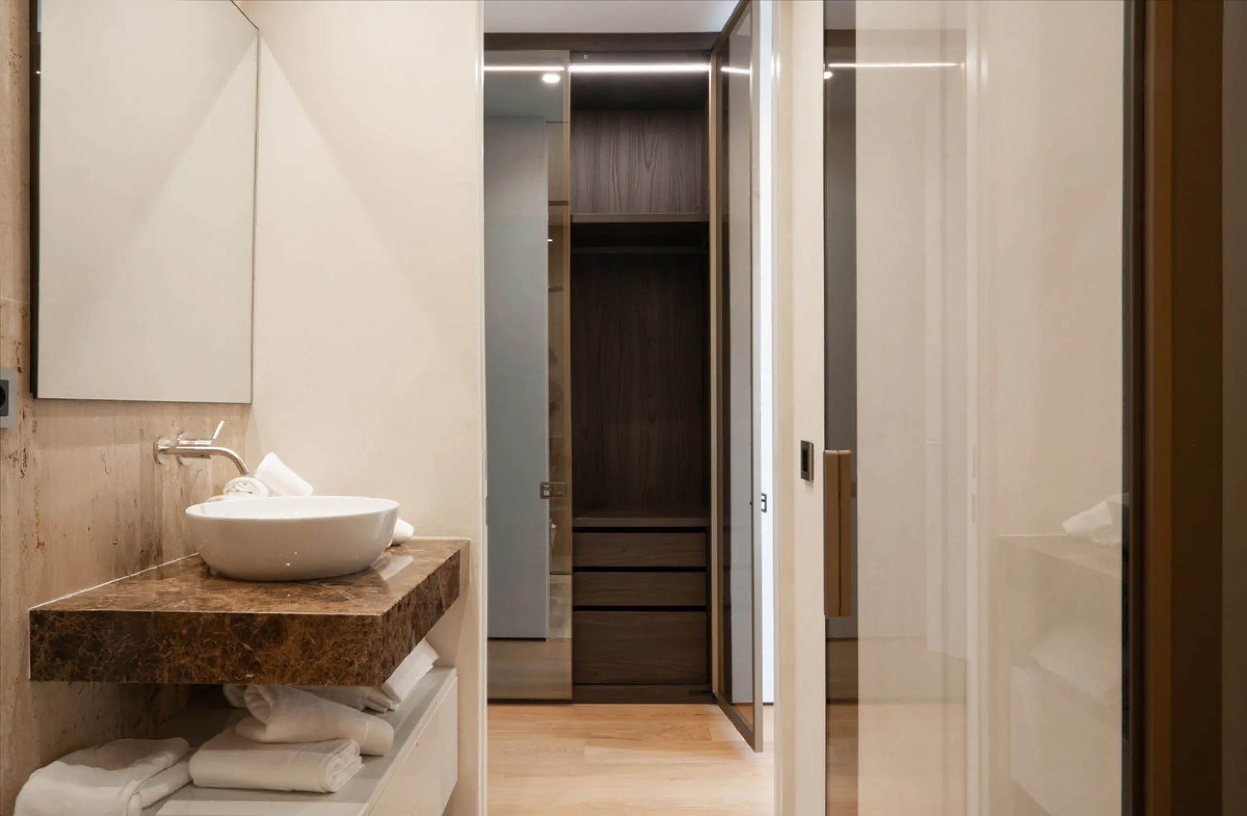 This exquisite 4-bedroom duplex in Epic Marbella by Fendi offers the ultimate in luxury living on Marbella's prestigious Golden Mile. With 337.94 m² of beautifully designed interiors and a 105.38 m² private terrace, this brand-new residence is the perfect