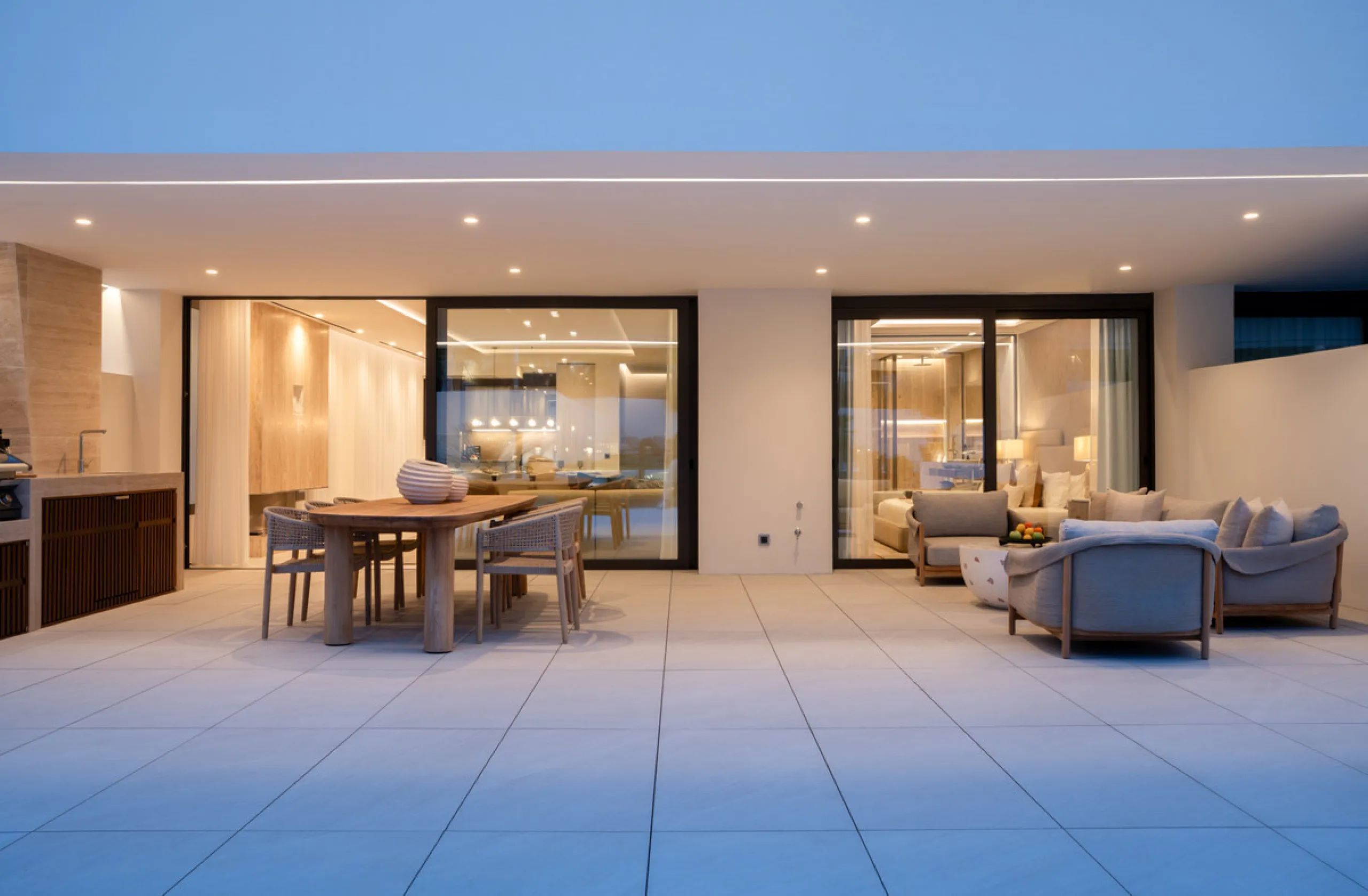 This exquisite 4-bedroom duplex in Epic Marbella by Fendi offers the ultimate in luxury living on Marbella's prestigious Golden Mile. With 337.94 m² of beautifully designed interiors and a 105.38 m² private terrace, this brand-new residence is the perfect