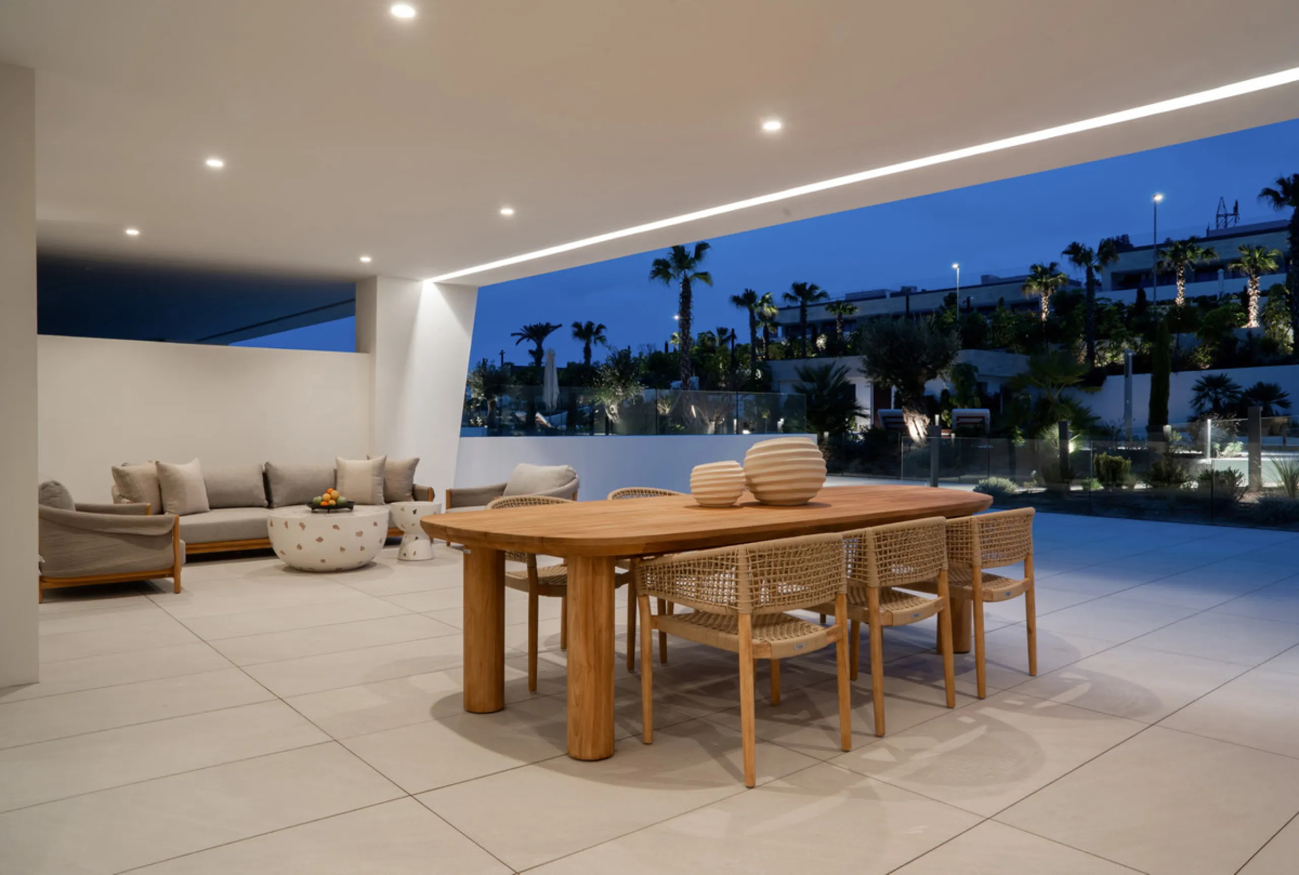 This exquisite 4-bedroom duplex in Epic Marbella by Fendi offers the ultimate in luxury living on Marbella's prestigious Golden Mile. With 337.94 m² of beautifully designed interiors and a 105.38 m² private terrace, this brand-new residence is the perfect