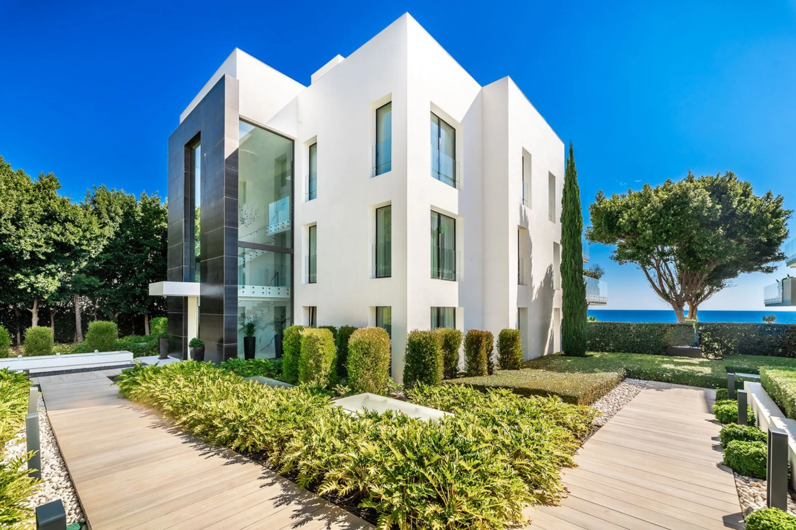 Luxury Beachfront Apartment in Emare Residential Complex
