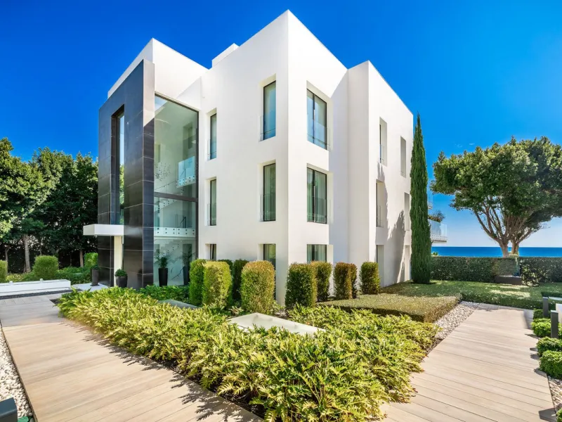 Luxury Beachfront Apartment in Emare Residential Complex