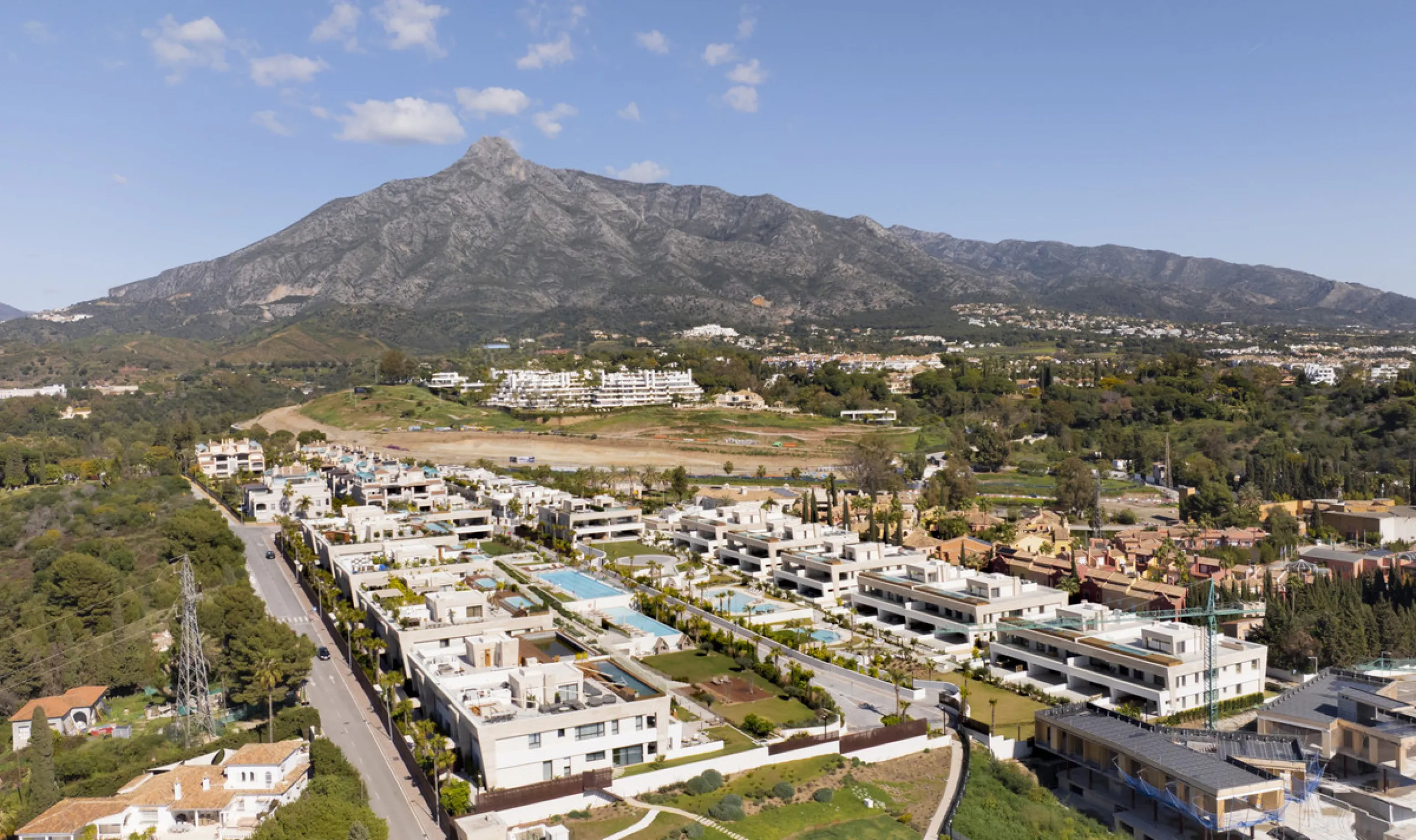 This exquisite 4-bedroom duplex in Epic Marbella by Fendi offers the ultimate in luxury living on Marbella's prestigious Golden Mile. With 337.94 m² of beautifully designed interiors and a 105.38 m² private terrace, this brand-new residence is the perfect