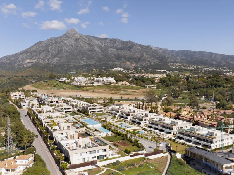 This exquisite 4-bedroom duplex in Epic Marbella by Fendi offers the ultimate in luxury living on Marbella's prestigious Golden Mile. With 337.94 m² of beautifully designed interiors and a 105.38 m² private terrace, this brand-new residence is the perfect