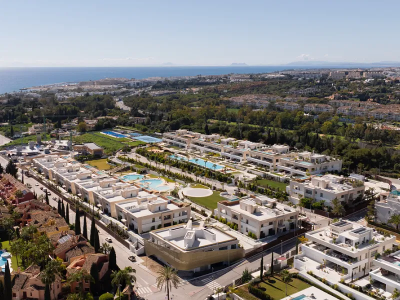 This exquisite 4-bedroom duplex in Epic Marbella by Fendi offers the ultimate in luxury living on Marbella's prestigious Golden Mile. With 337.94 m² of beautifully designed interiors and a 105.38 m² private terrace, this brand-new residence is the perfect